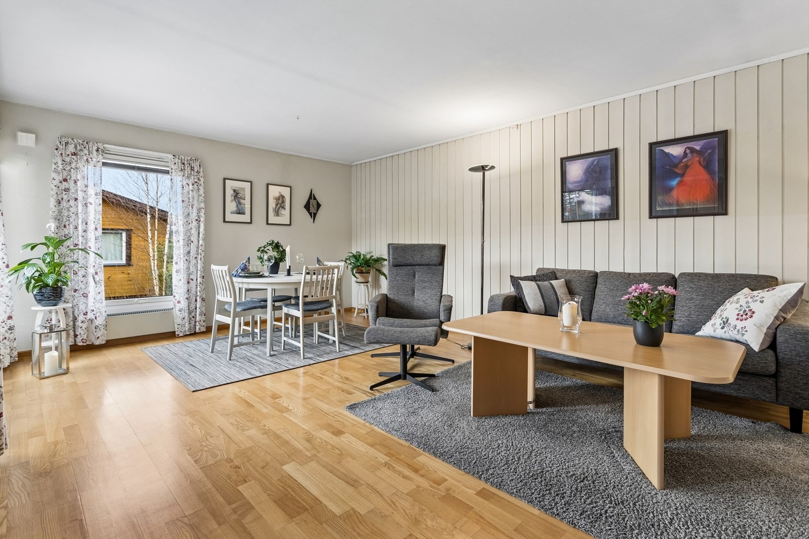 Rommet har parkett på gulvet og en kombinasjon av malte plater og panel på veggene. Galleribilde