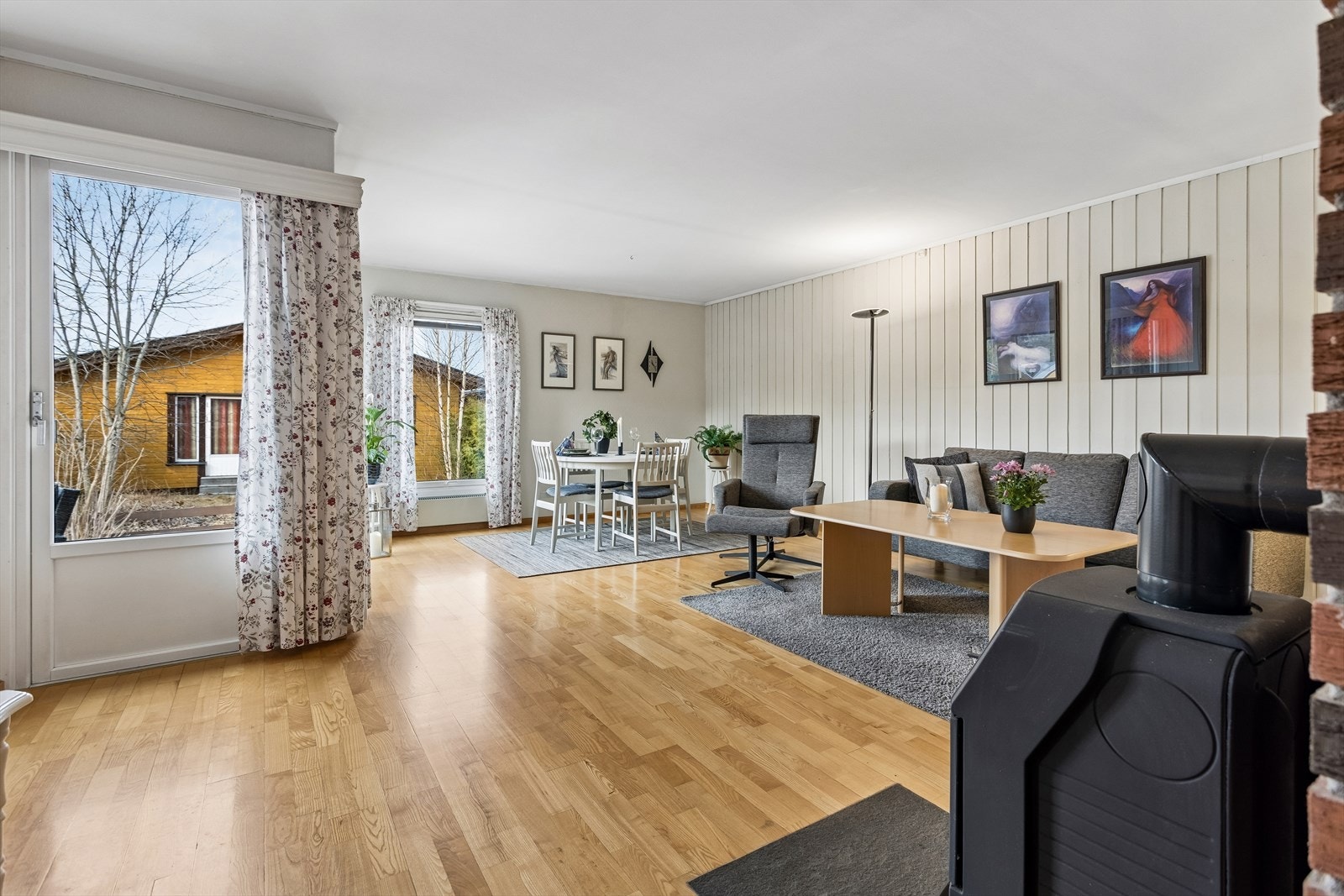 Fra stuen er det direkte utgang til en vestvendt terrasse på 10 m². Galleribilde