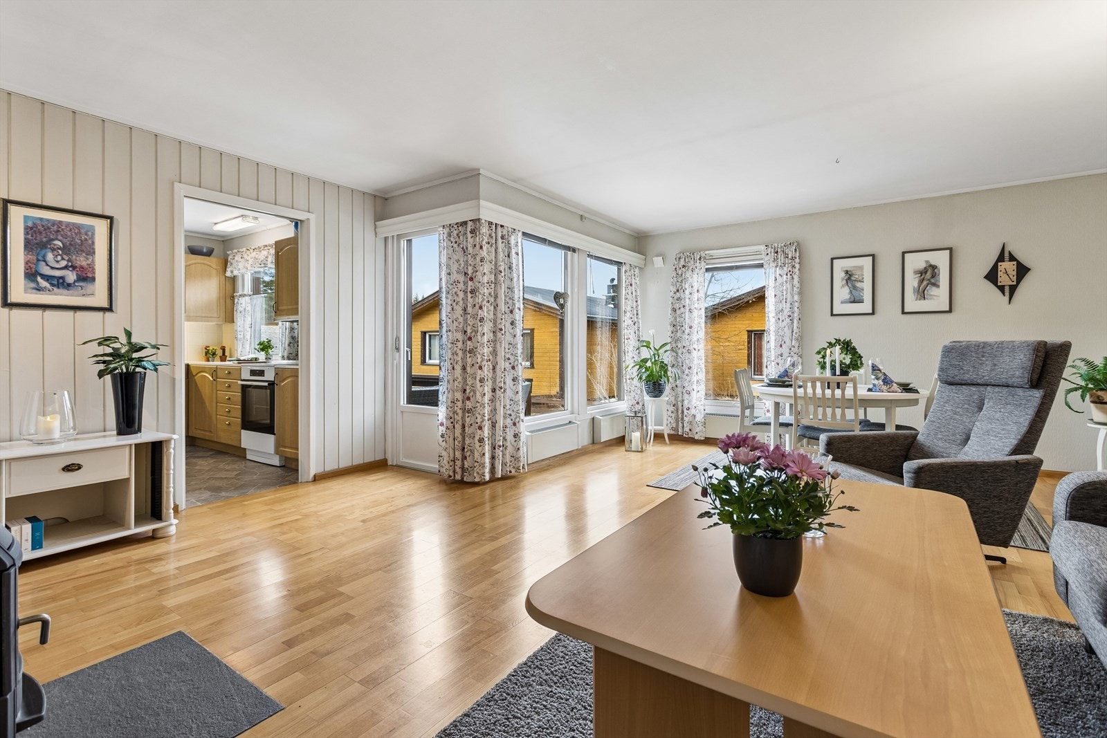 Stuen er romslig med god plass til både sitte- og spisegruppe. Galleribilde