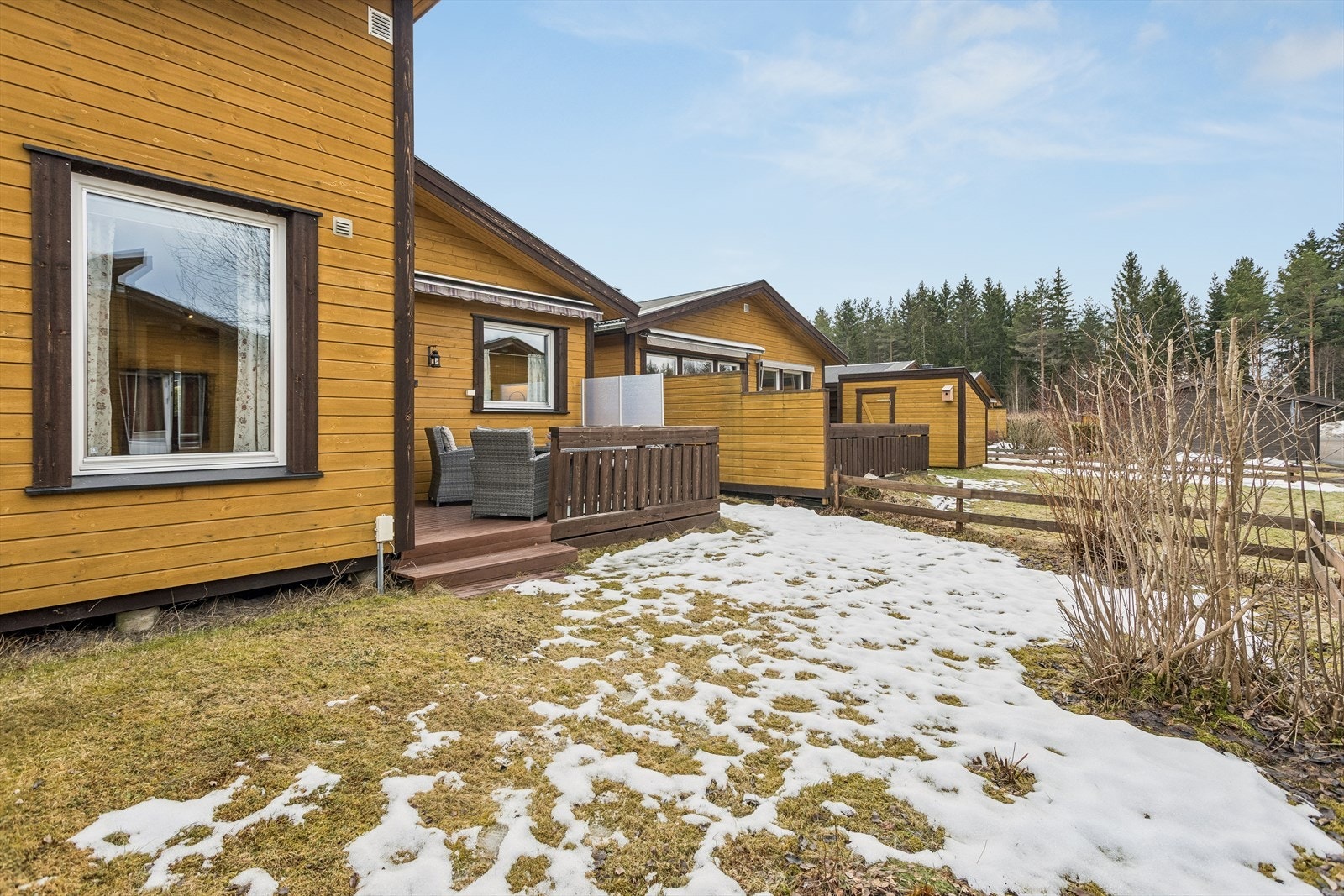 Uteområdet bak huset har direkte tilknytning til terrassen og hagen som disponeres av andelen. Galleribilde