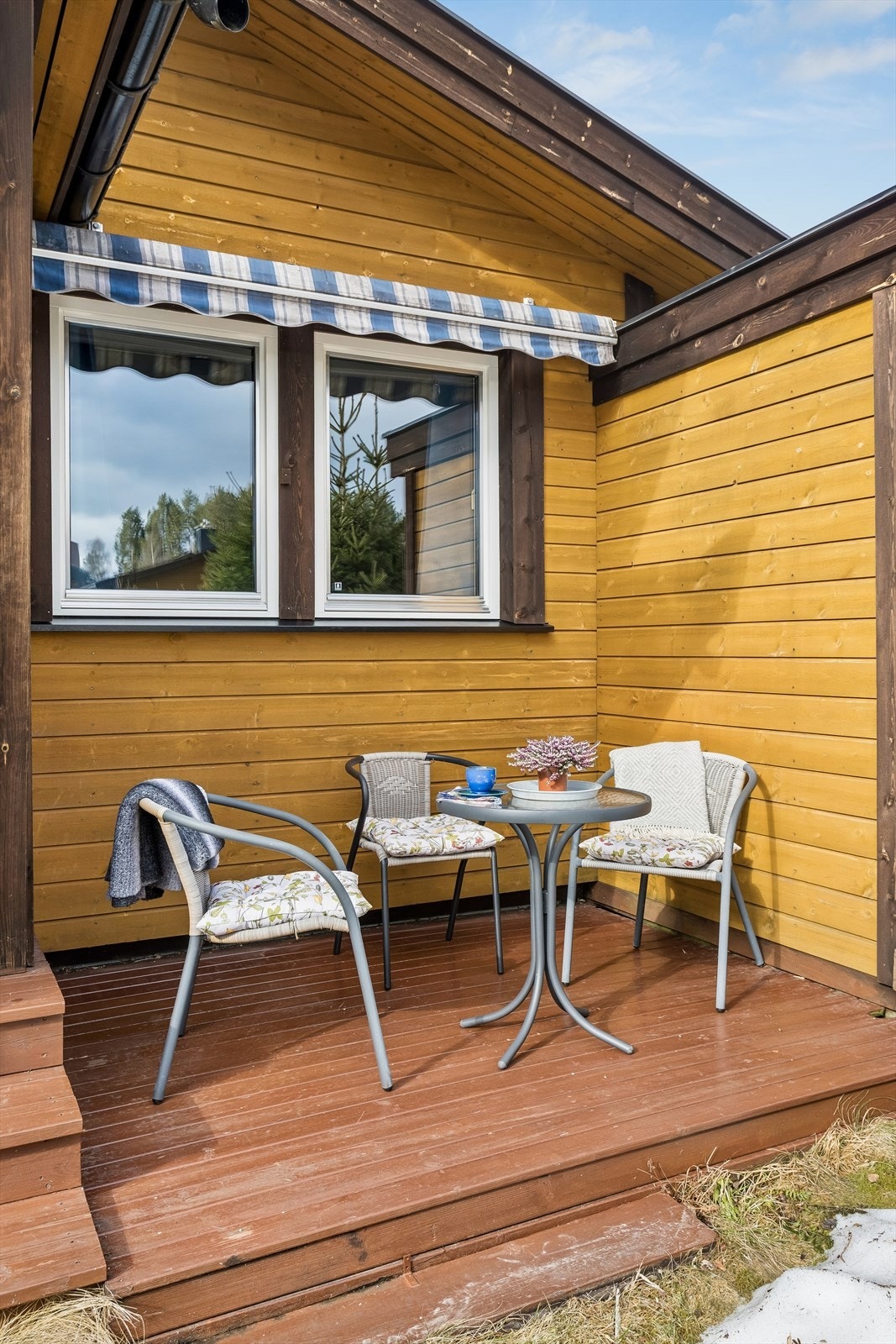 Ved inngangspartiet er det en platting på ca. 6 m². Galleribilde