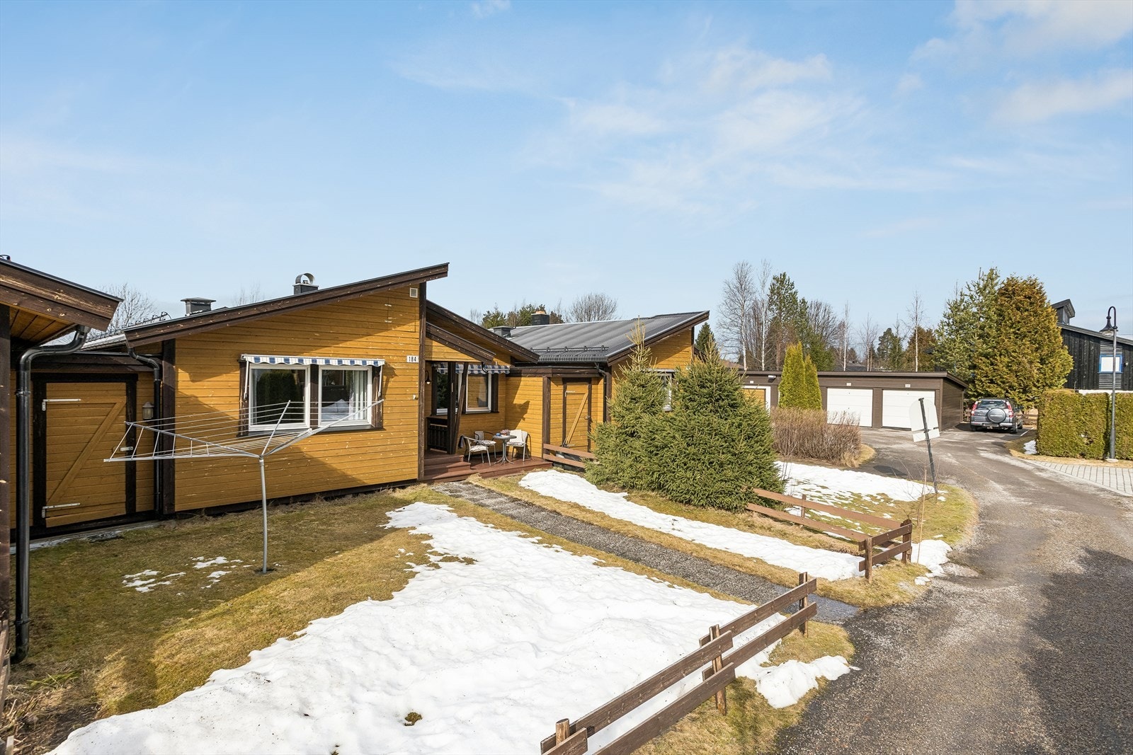 En praktisk og lettstelt bolig i rolig og etablert boligområde ca 2 km fra bysentrum. Galleribilde