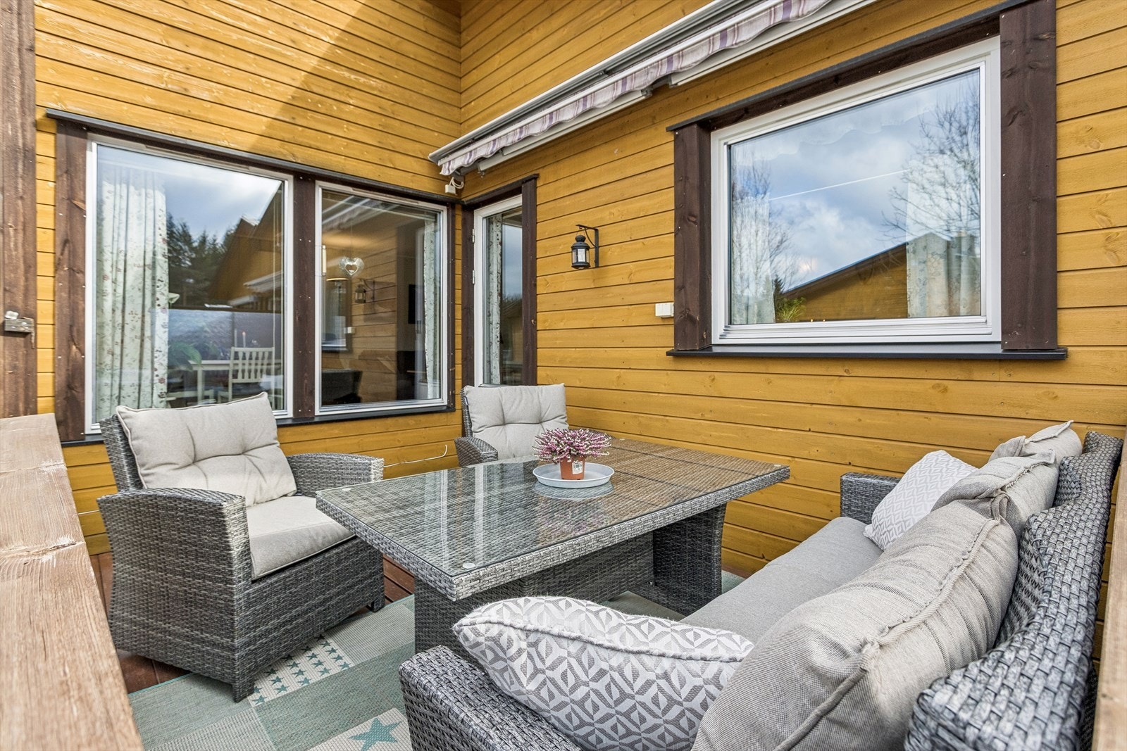 Den vestvendte terrassen på 10 m² har plass til en romslig sittegruppe. Galleribilde