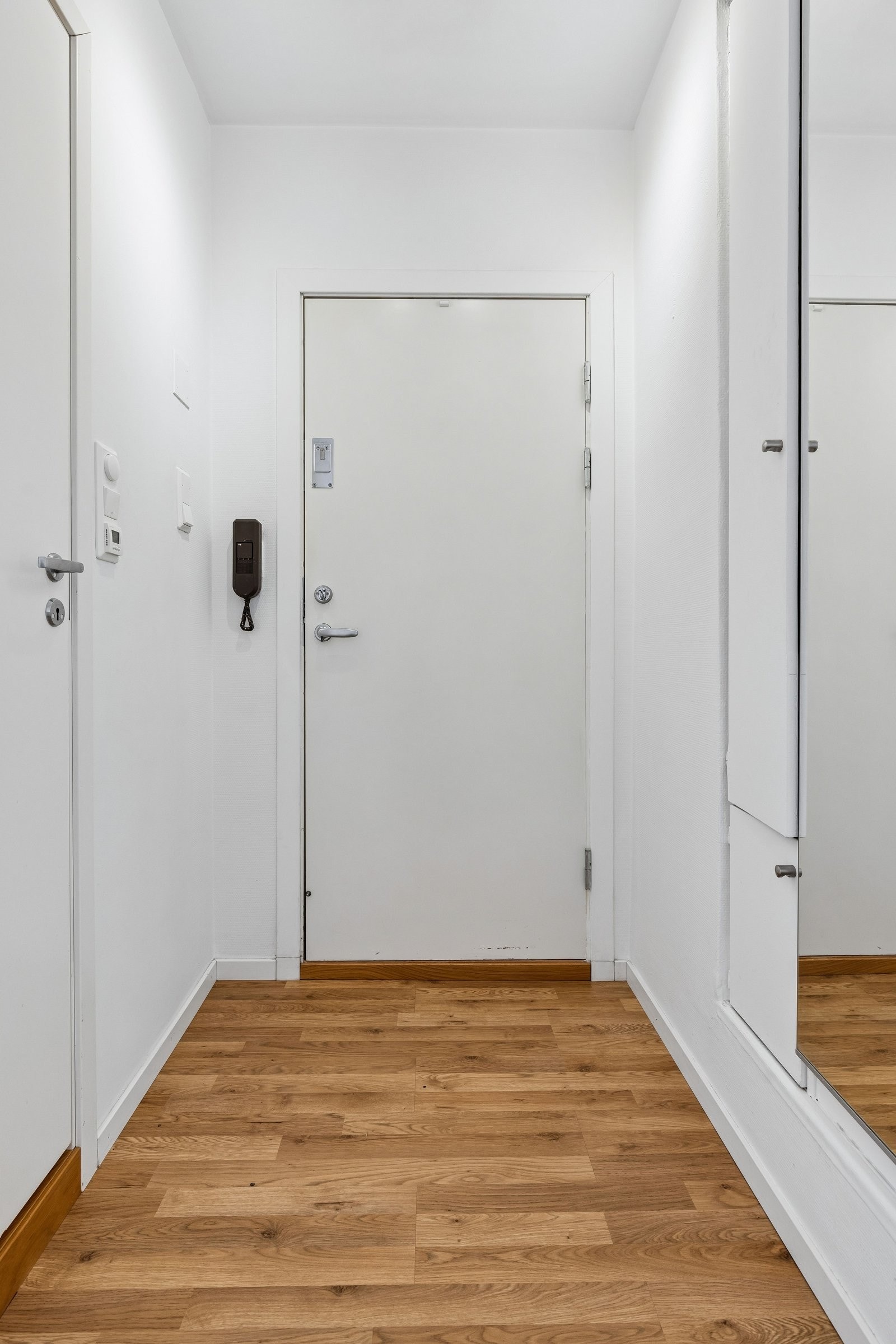 Entré med porttelefon for åpning av hoveddør Galleribilde