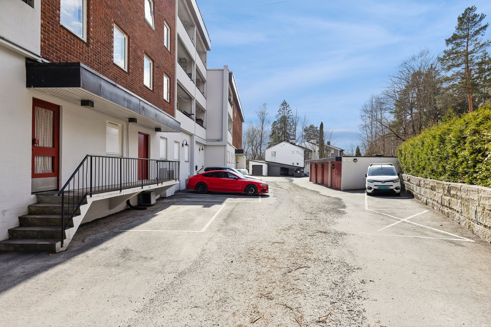 Parkering (12 nummererte plasser) og felles søppelbod i en av garasjene Galleribilde