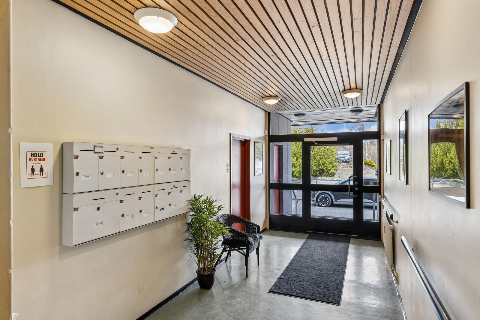 Entre til bygget med postbokser Galleribilde