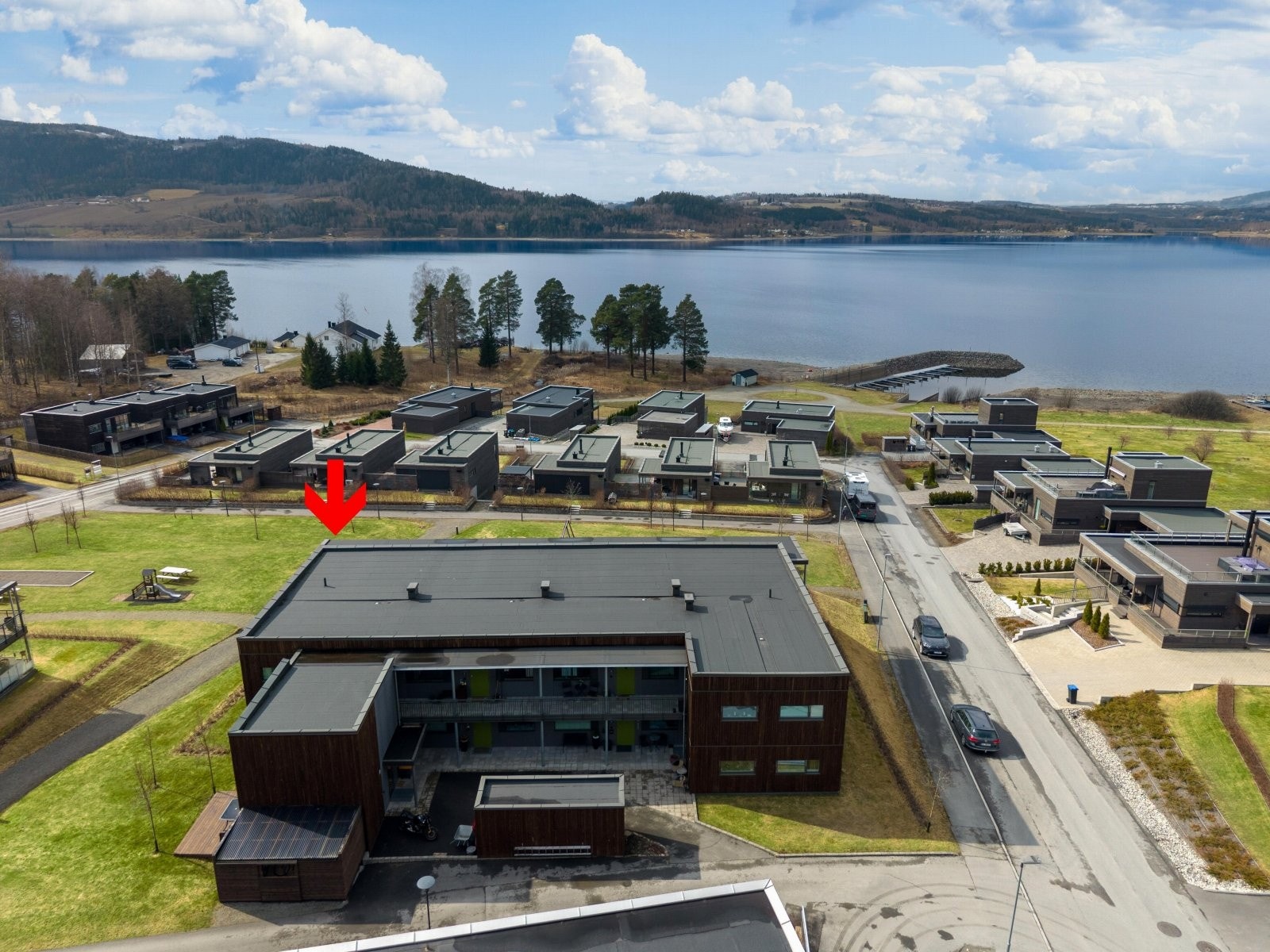 Beliggende rett ved Mjøsa Galleribilde