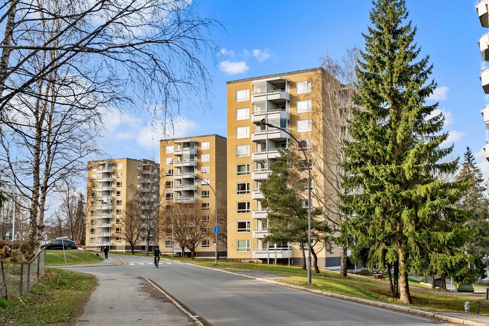 Fasade. Borettslaget har store og pent opparbeidede fellesarealer. Galleribilde
