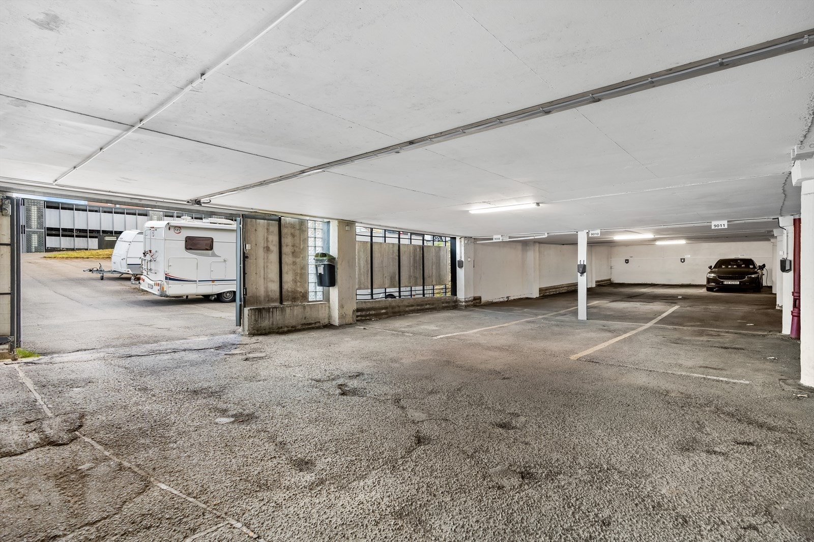 Alle beboere har tilgang til egen parkeringsplass i borettslagets garasjeanlegg. Galleribilde