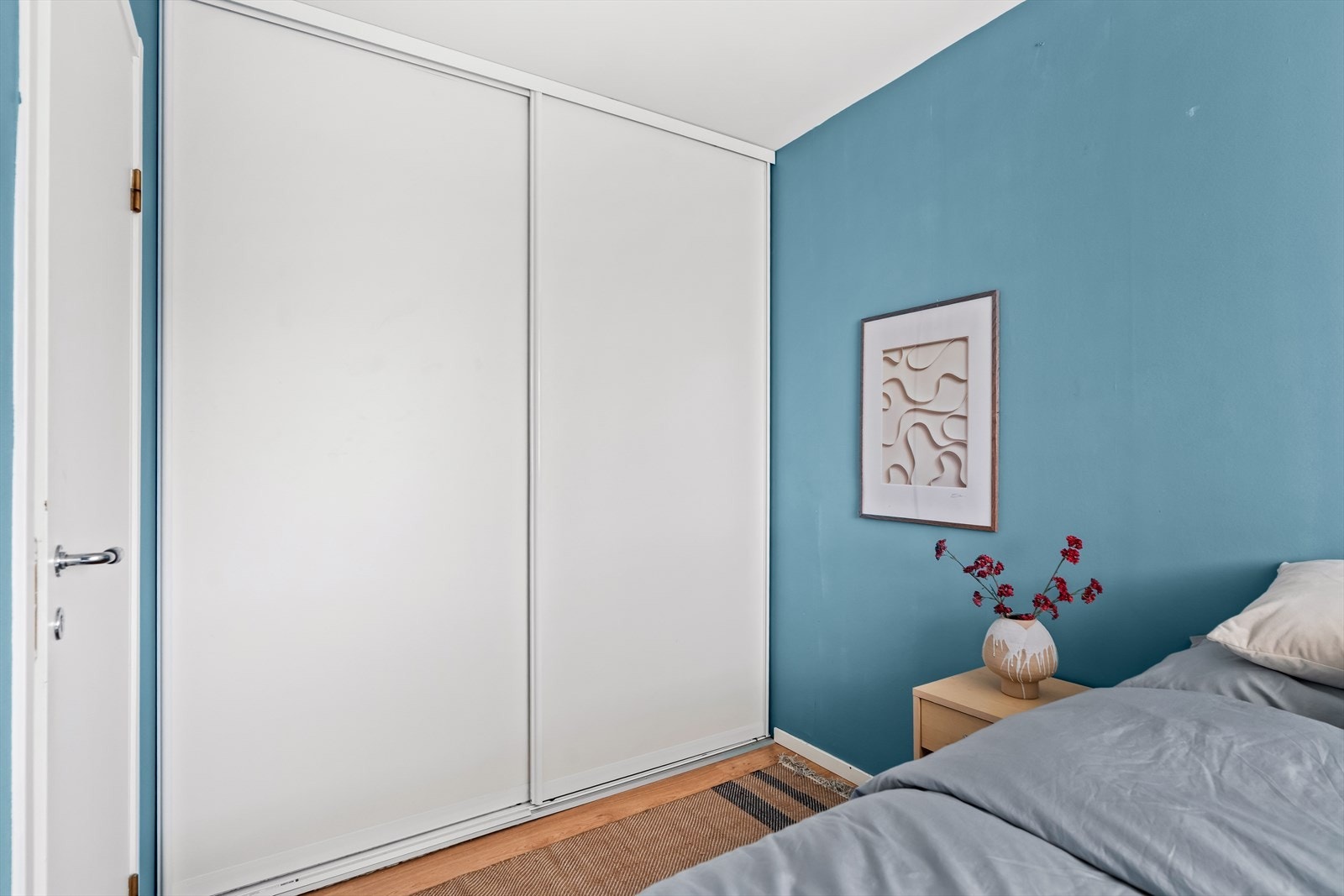 I tillegg er det plass til klesoppbevaring i skyvedørsgarderobe. Galleribilde