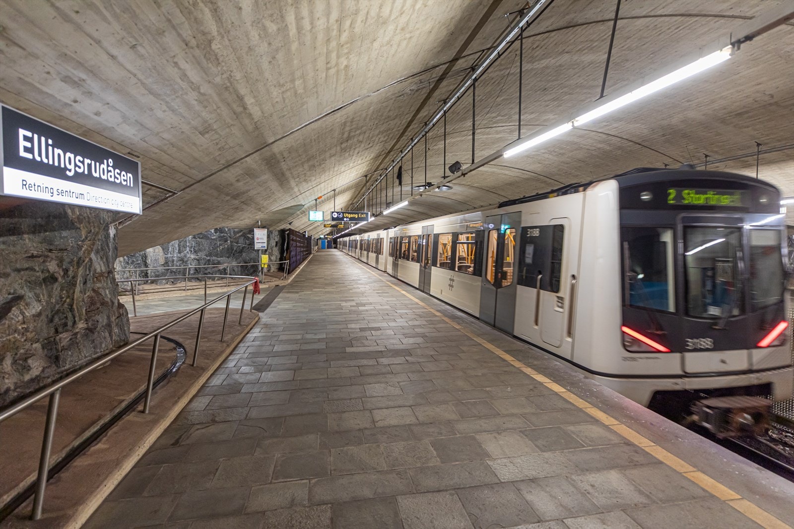 Ellingsrudåsen t-banestasjon. Ca. 22 min til Jernbanetorget. Galleribilde