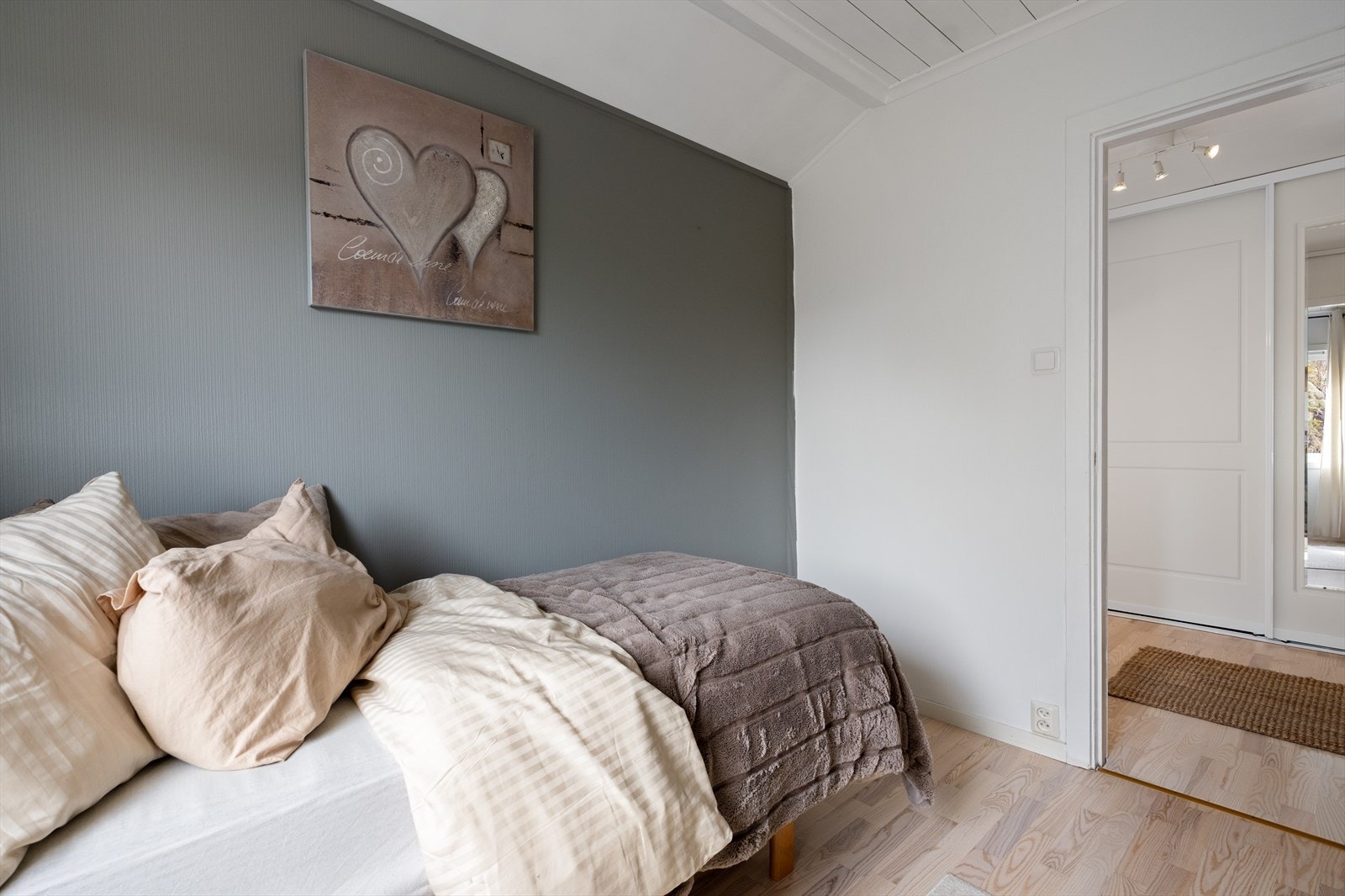 Soverom nr 2 måler ca 7 m², og har god plass til seng med annet ønsket soveromsmøblement. Galleribilde