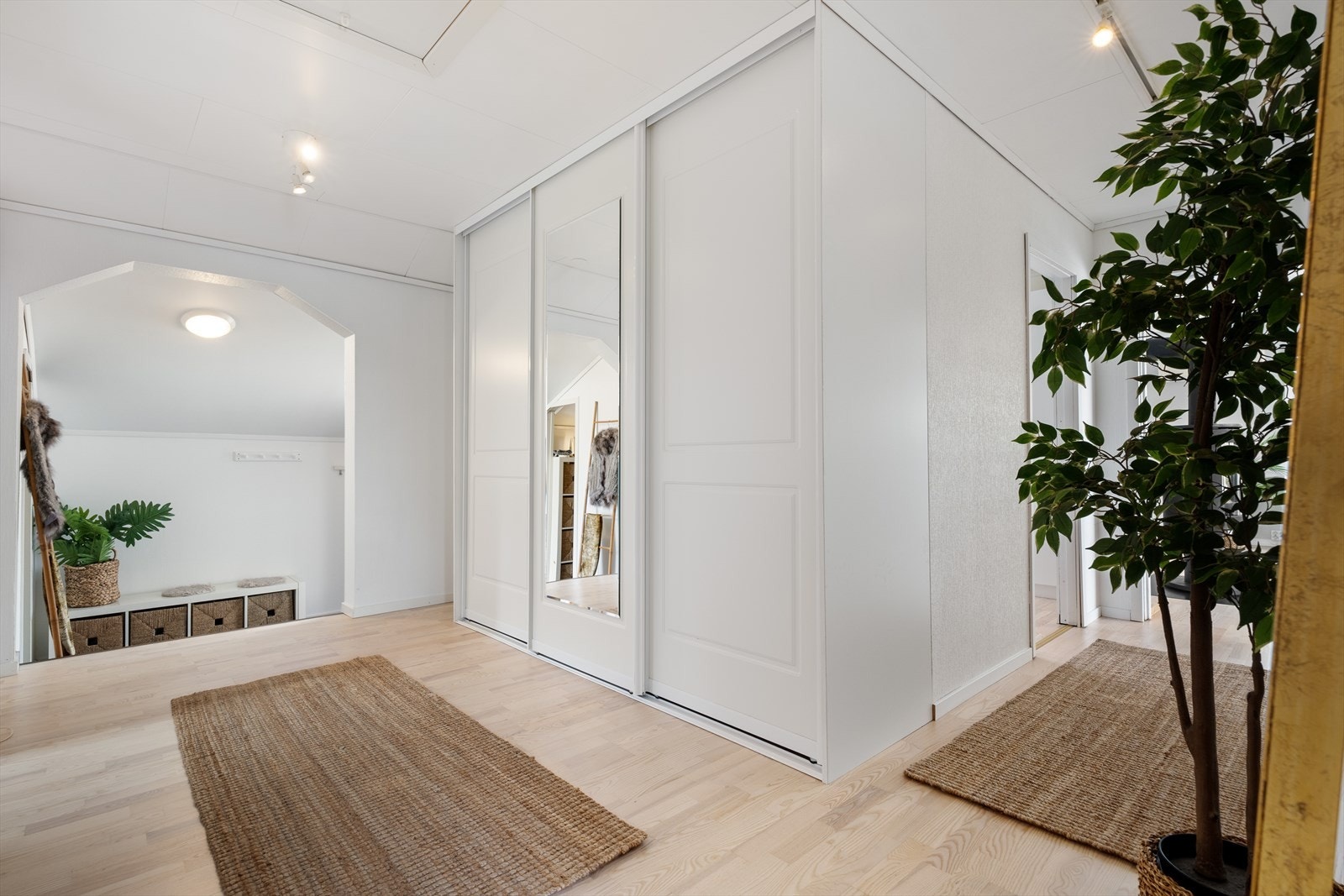 I gangen er det en stor skyvedørsgarderobe, hvor du kan oppbevare sko og yttertøy - eller benytte som bod. Galleribilde