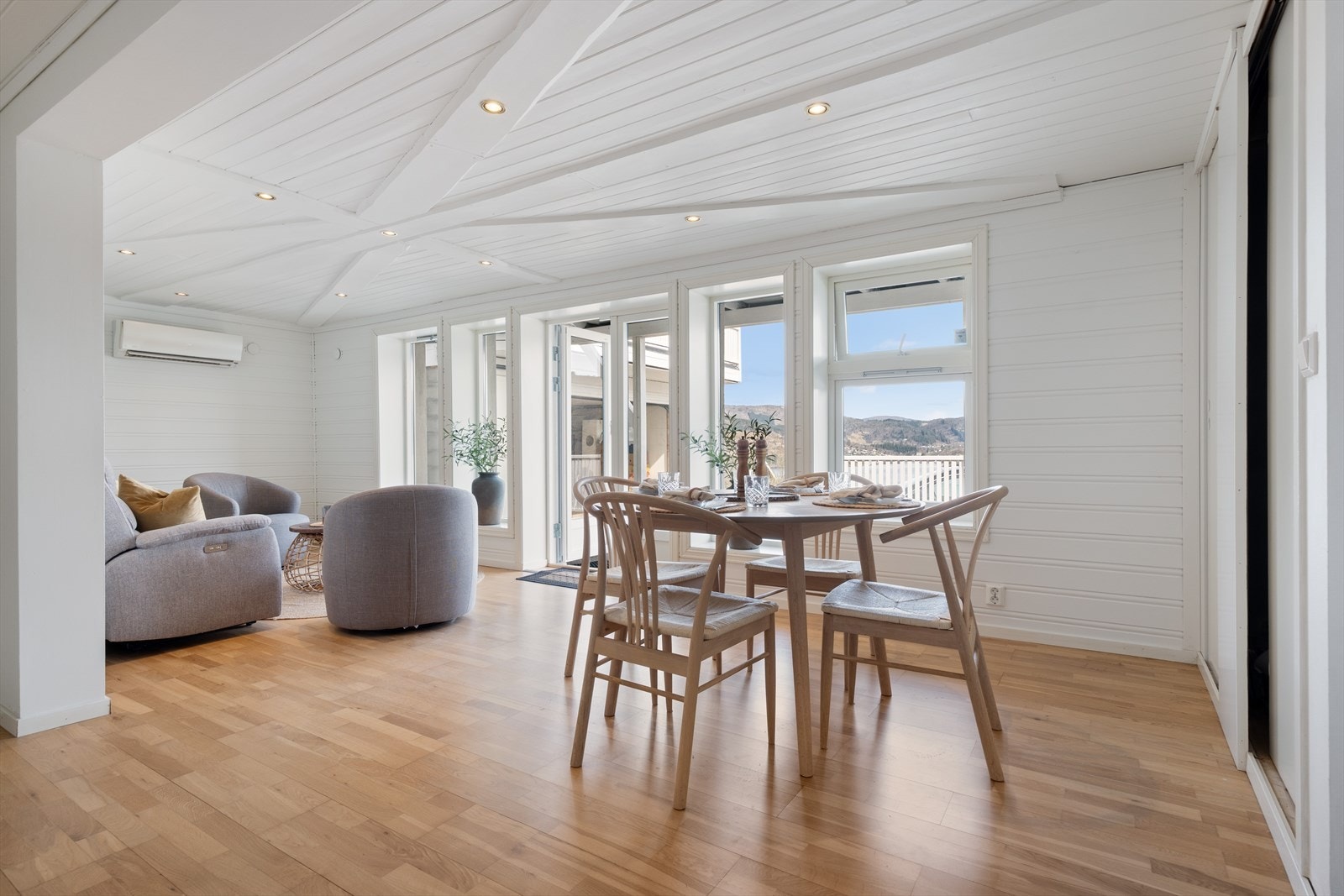 Stuen i underetasjen er også av god størrelse, og det er lett å møblere i ulike soner. Galleribilde