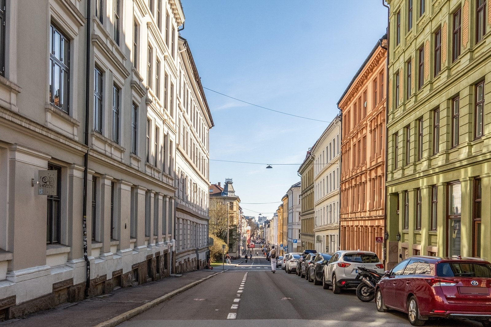 Området har umiddelbar nærhet til butikker, shoppingsenter, kafeer, barer, restauranter, god offentlig kommunikasjon og utdanningstilbud m.m. Galleribilde