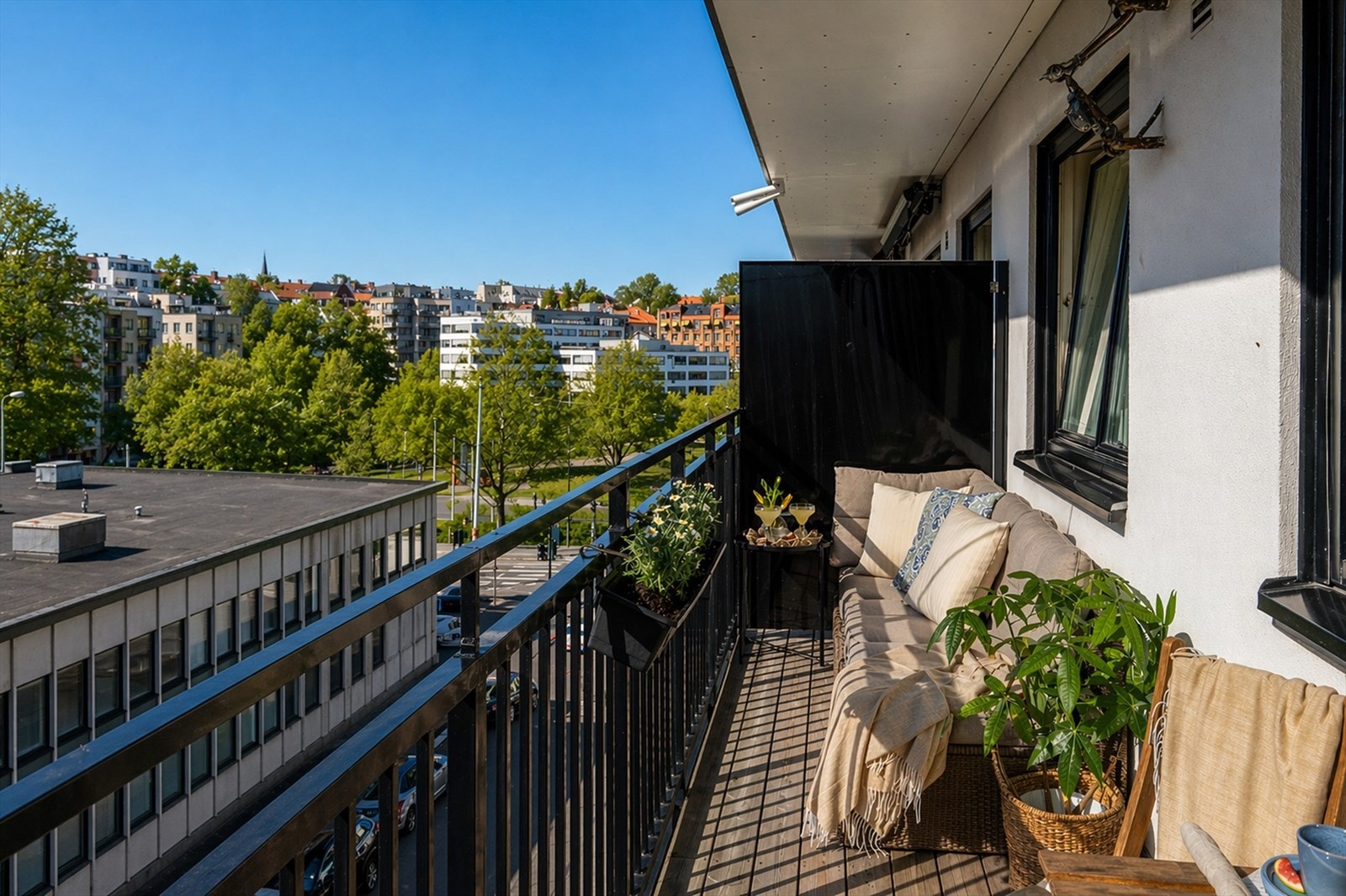 Det er god plass til utemøblement, grill og beplantning på balkongen. Herlig utsikt mot Møllerparken og Akerselva! Galleribilde