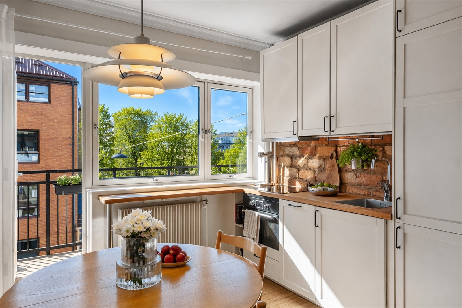 Leiligheten har store vindusflater som slipper inn rikelig med naturlig lys og bidrar til en trivelig atmosfære. Galleribilde