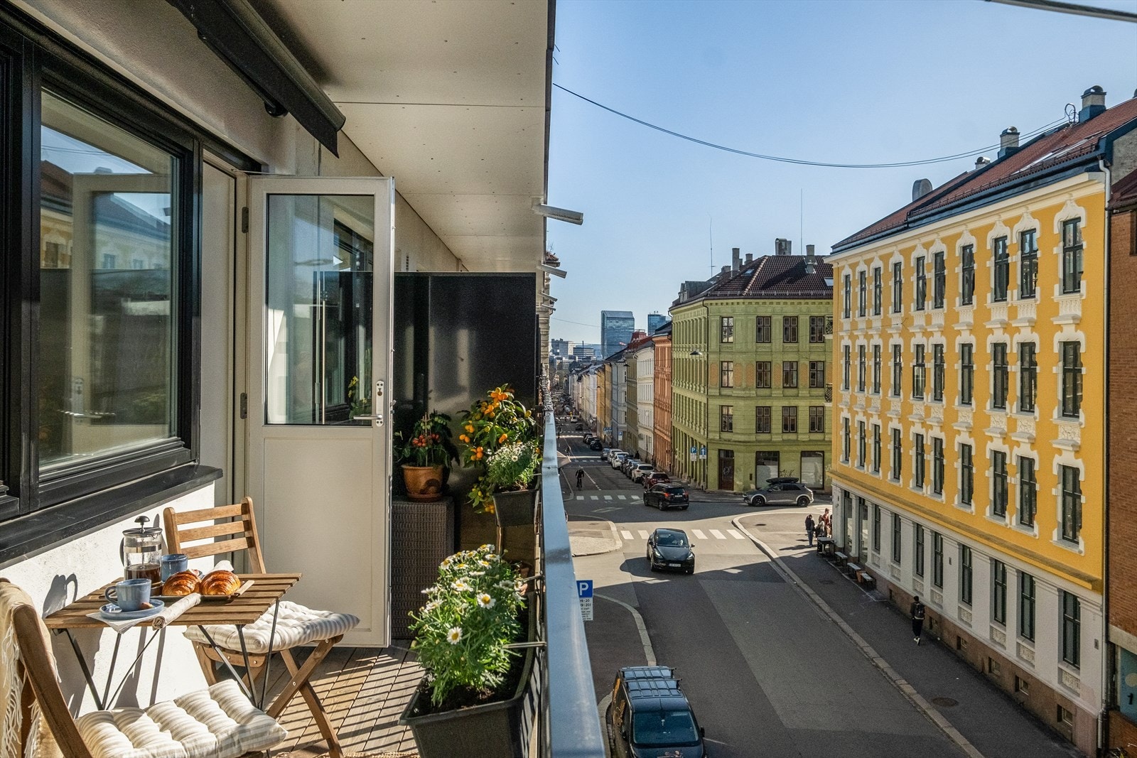 Leiligheten ligger i et sentralt område på Grünerløkka med umiddelbar nærhet til matbutikker, caféer og offentlig kommunikasjon. Galleribilde