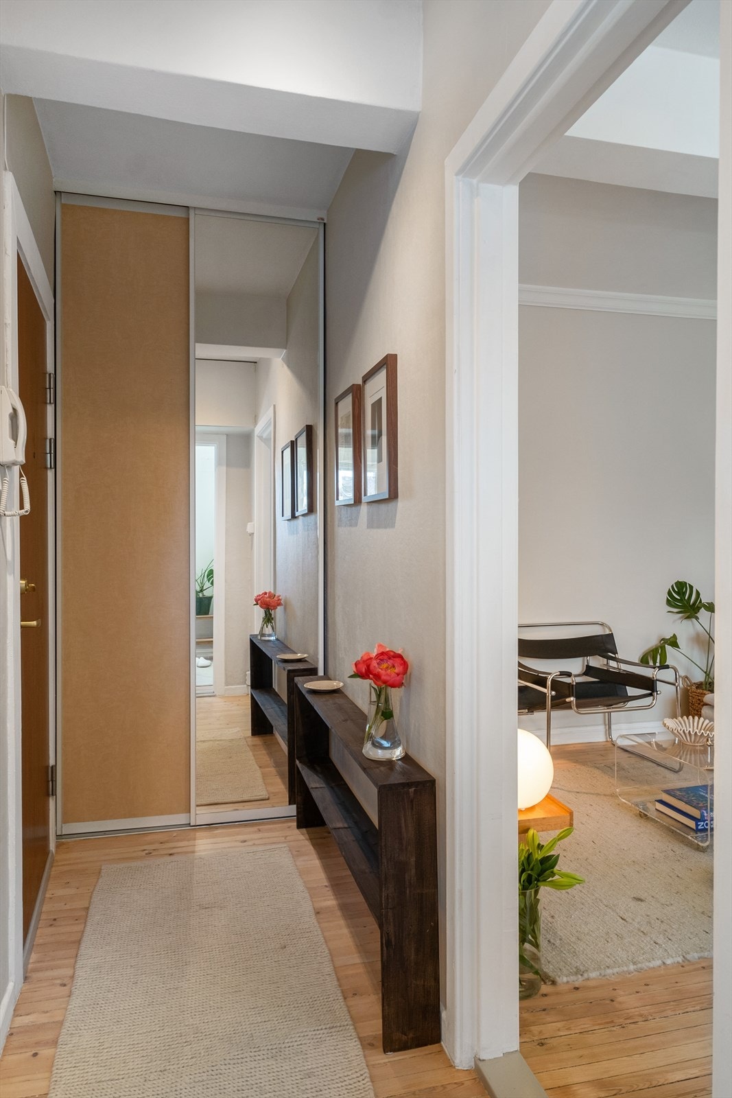 Entréen er lys og innbydende med en praktisk skyvedørsgarderobe som gir god lagringsplass. Galleribilde