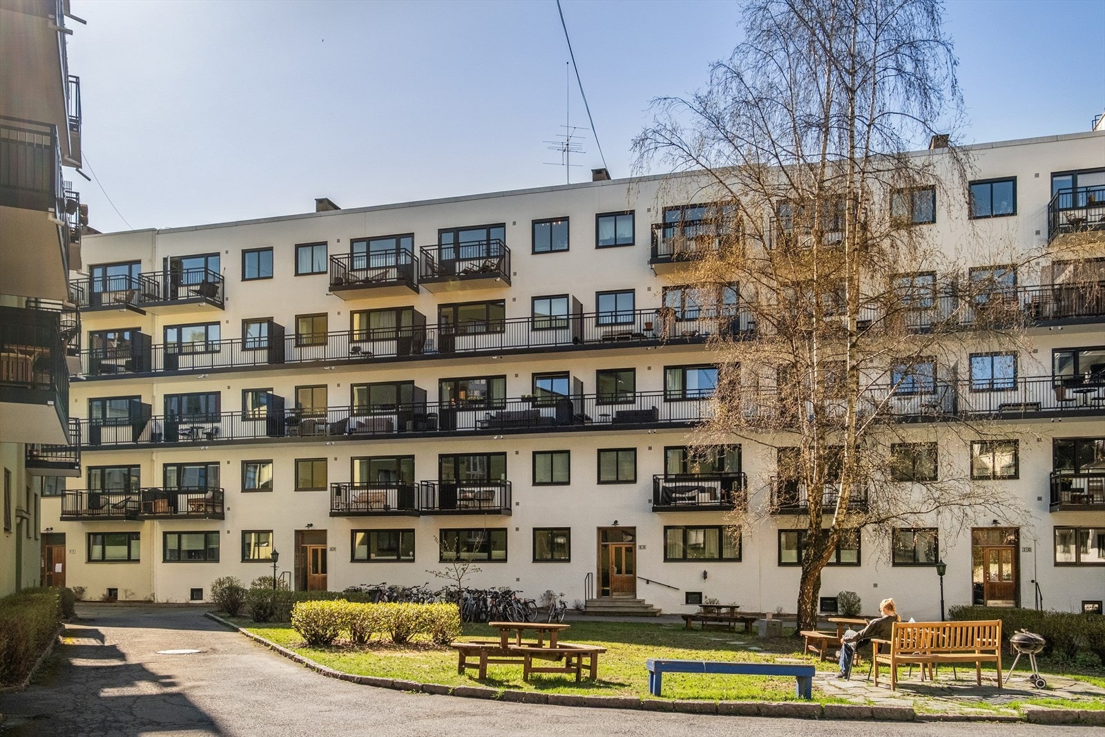 Borettslaget har en hyggelig bakgård med sittegrupper og grøntområdet. Galleribilde