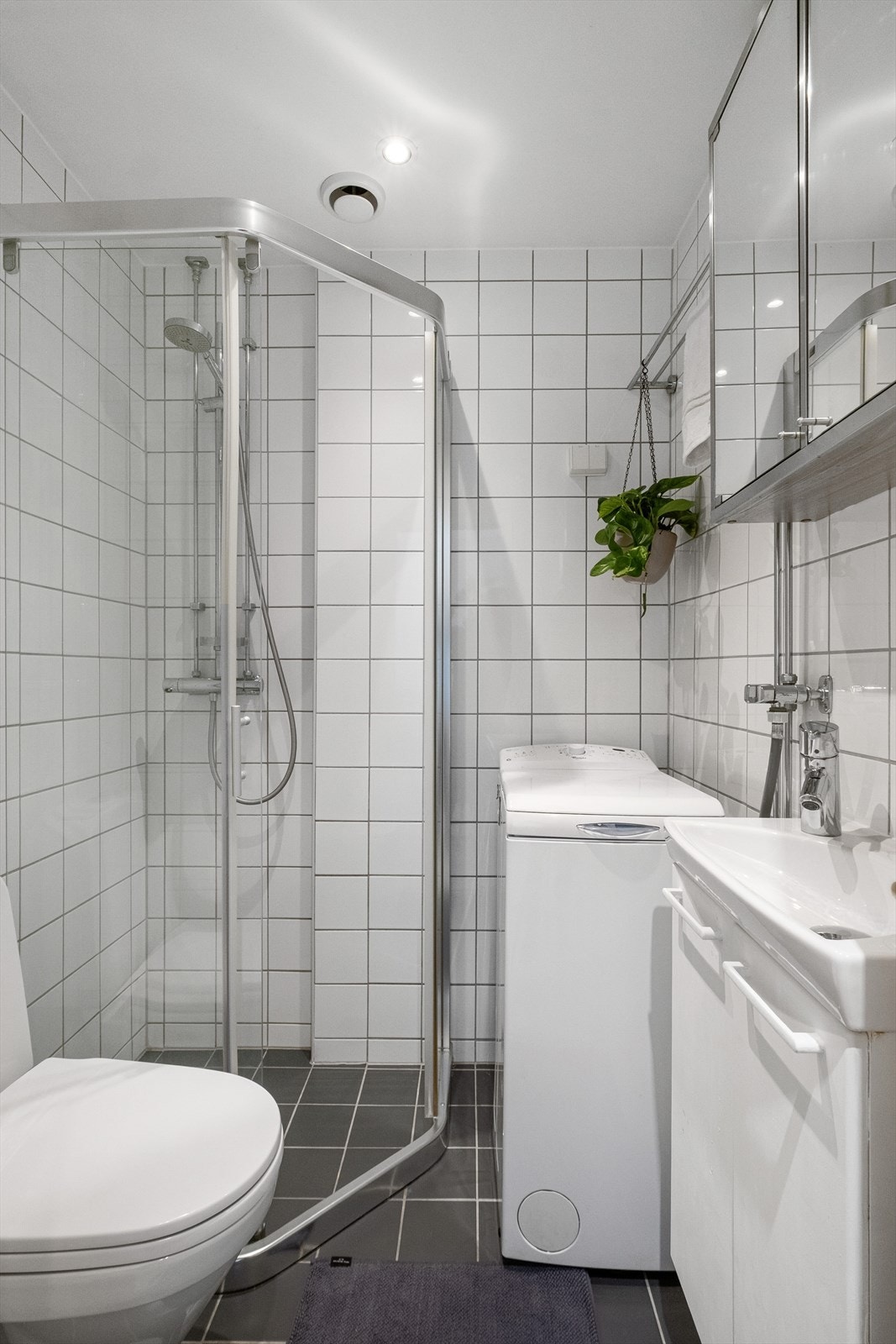 Pent og lyst flislagt bad rehabilitert av aksjelaget i 2009. Badet er utstyrt med elektriske varmekabler og opplegg for vaskemaskin. Galleribilde