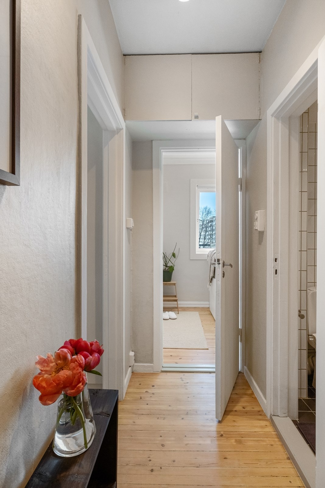 Her er det plass til oppbevaring av yttertøy og sko, og løsningen gjør det enkelt å holde orden. Galleribilde