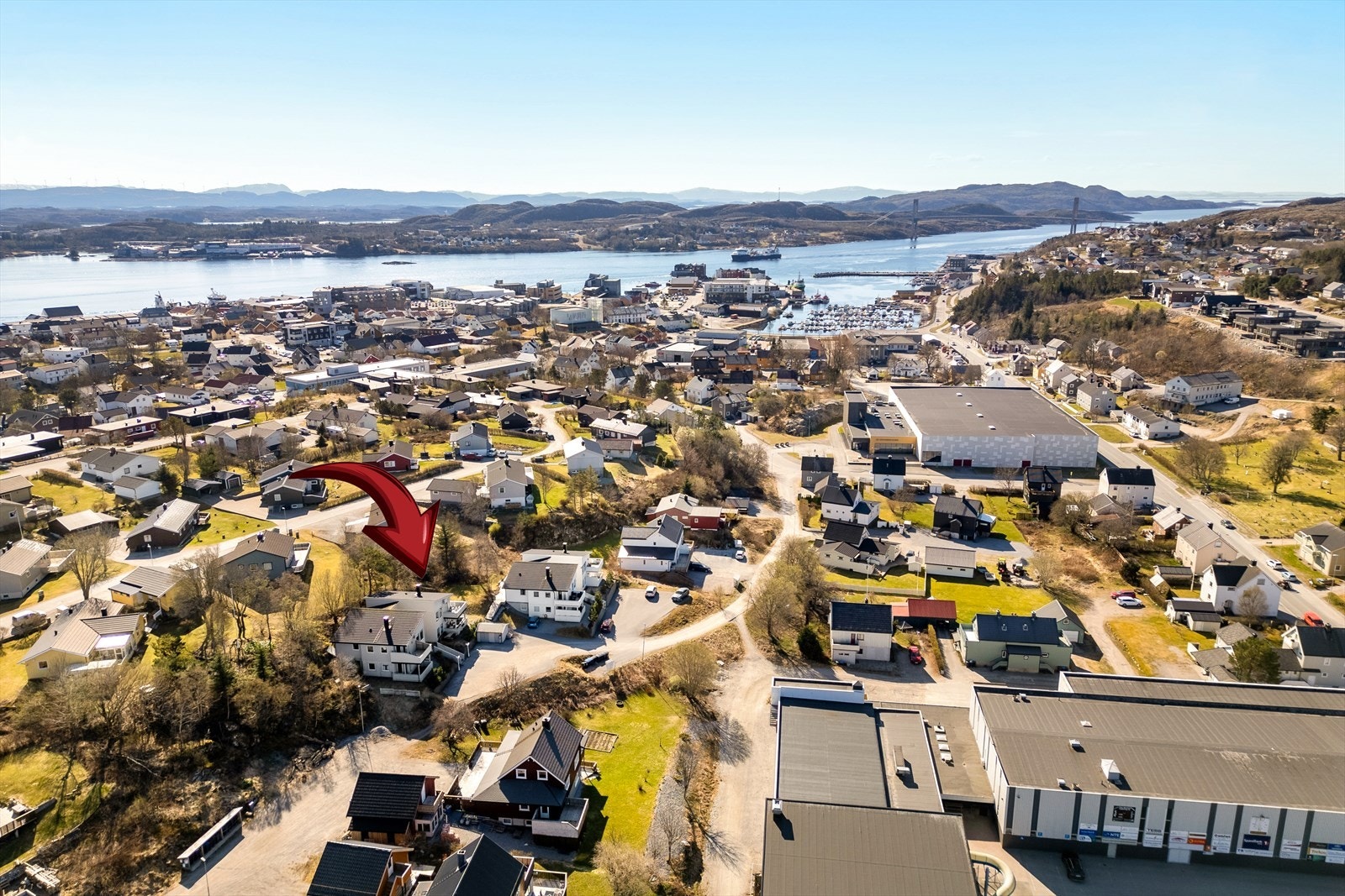 Sentral beliggenhet i Rørvik sentrum, med nærhet til butikker og offentlige tjenester. Galleribilde
