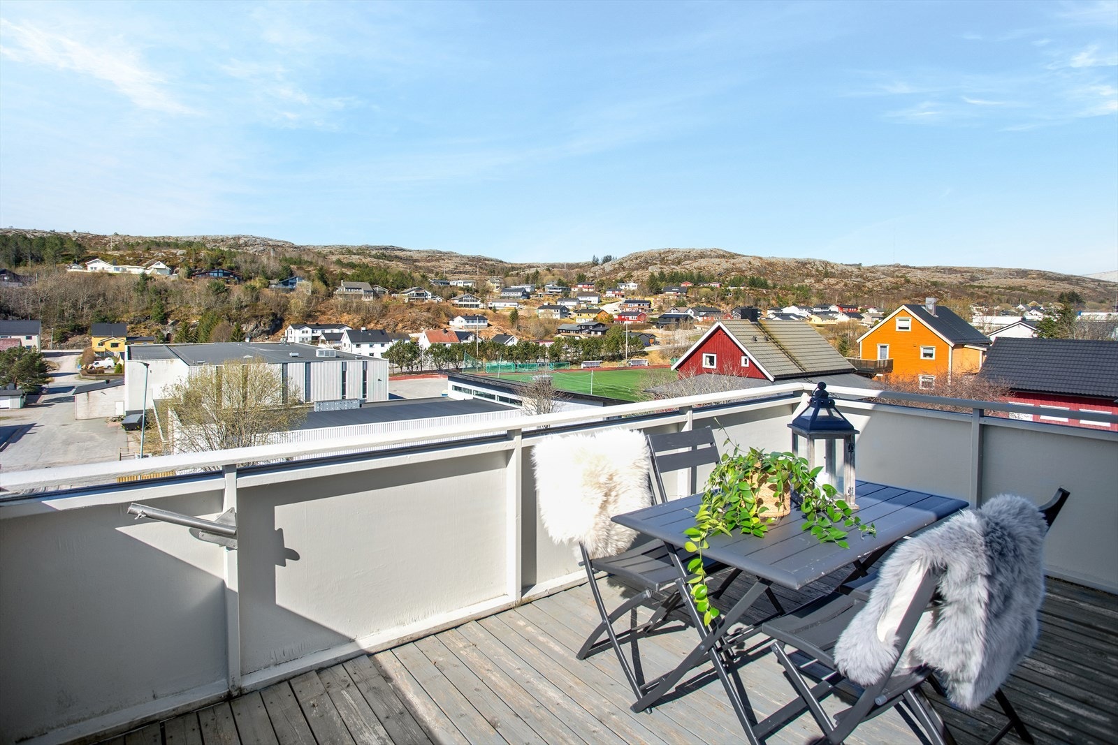 Terrassen har impregnerte bord på lekter over papptekking, med rekkverk av heldekkende plater. Galleribilde