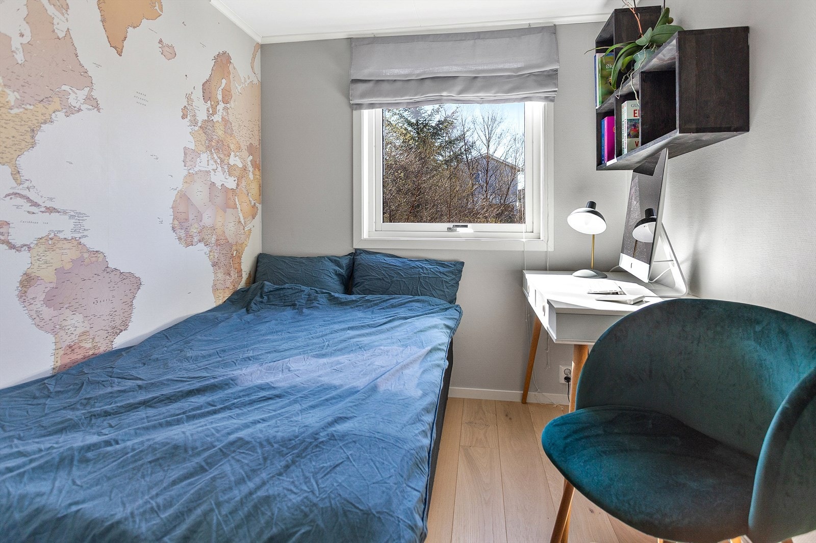 Soverommet har laminatgulv og tapetserte vegger, og det er plass til seng og skrivebord. Galleribilde