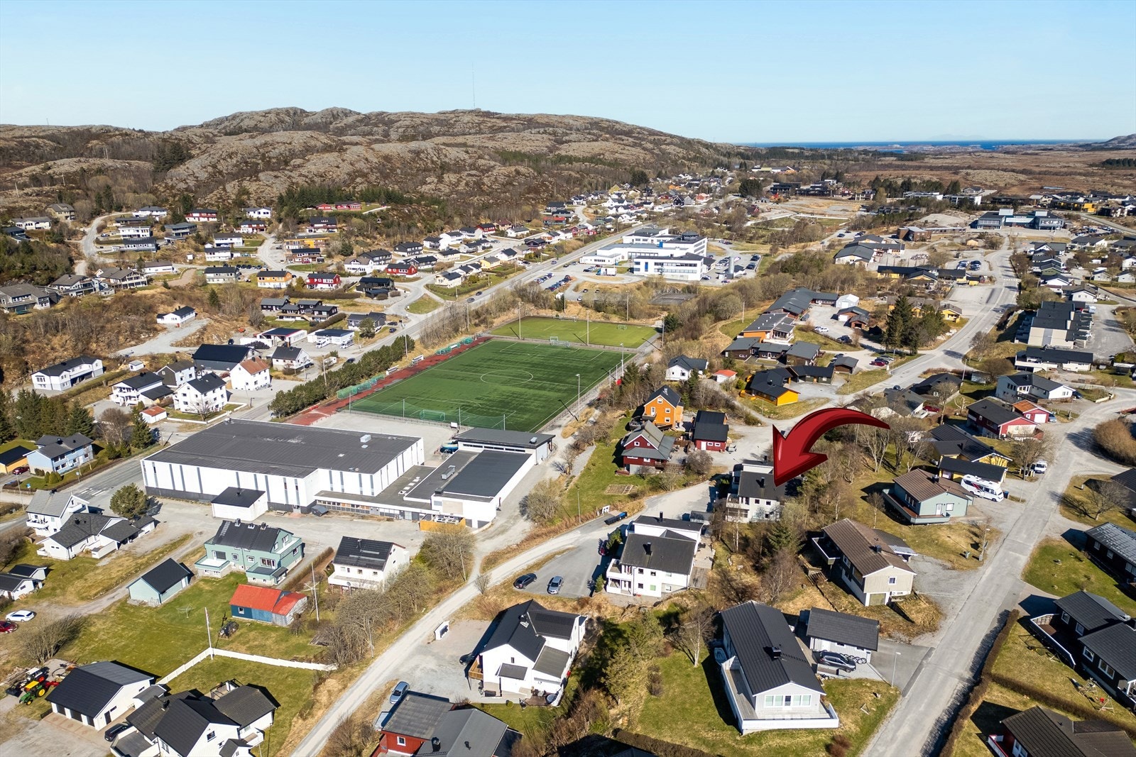 Kort avstand til skoler, barnehager og idrettsanlegg i nærområdet. Galleribilde