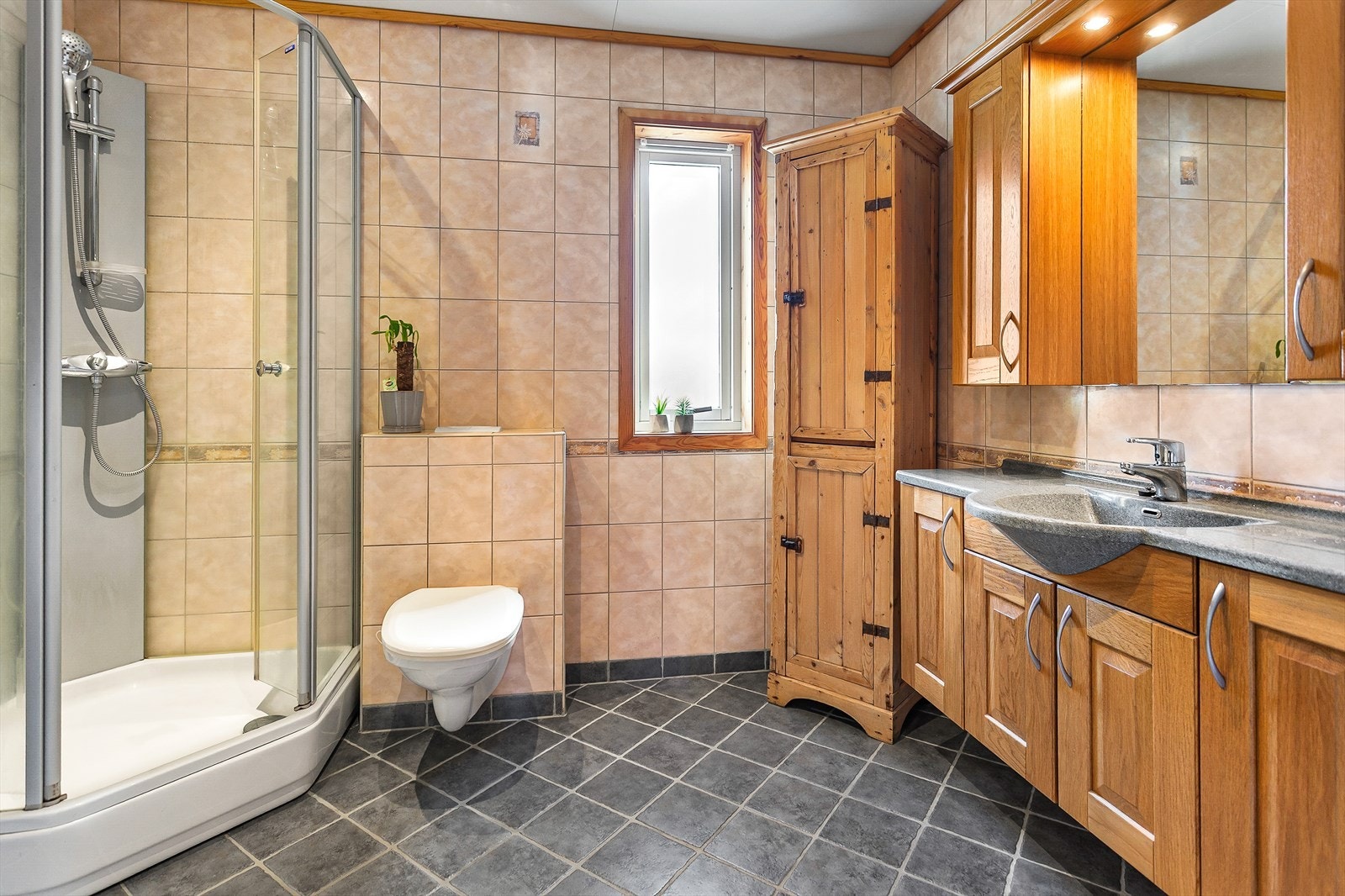 Badet har flislagte gulv og vegger, samt elektriske varmekabler for økt komfort. Galleribilde