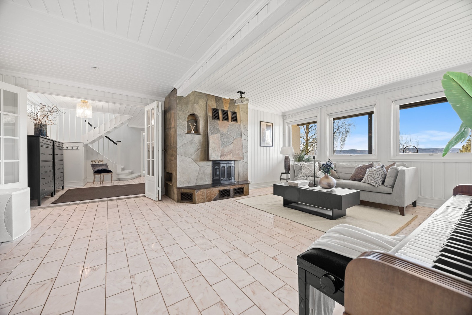 Huset har mange muligheter med store rom areal. Galleribilde