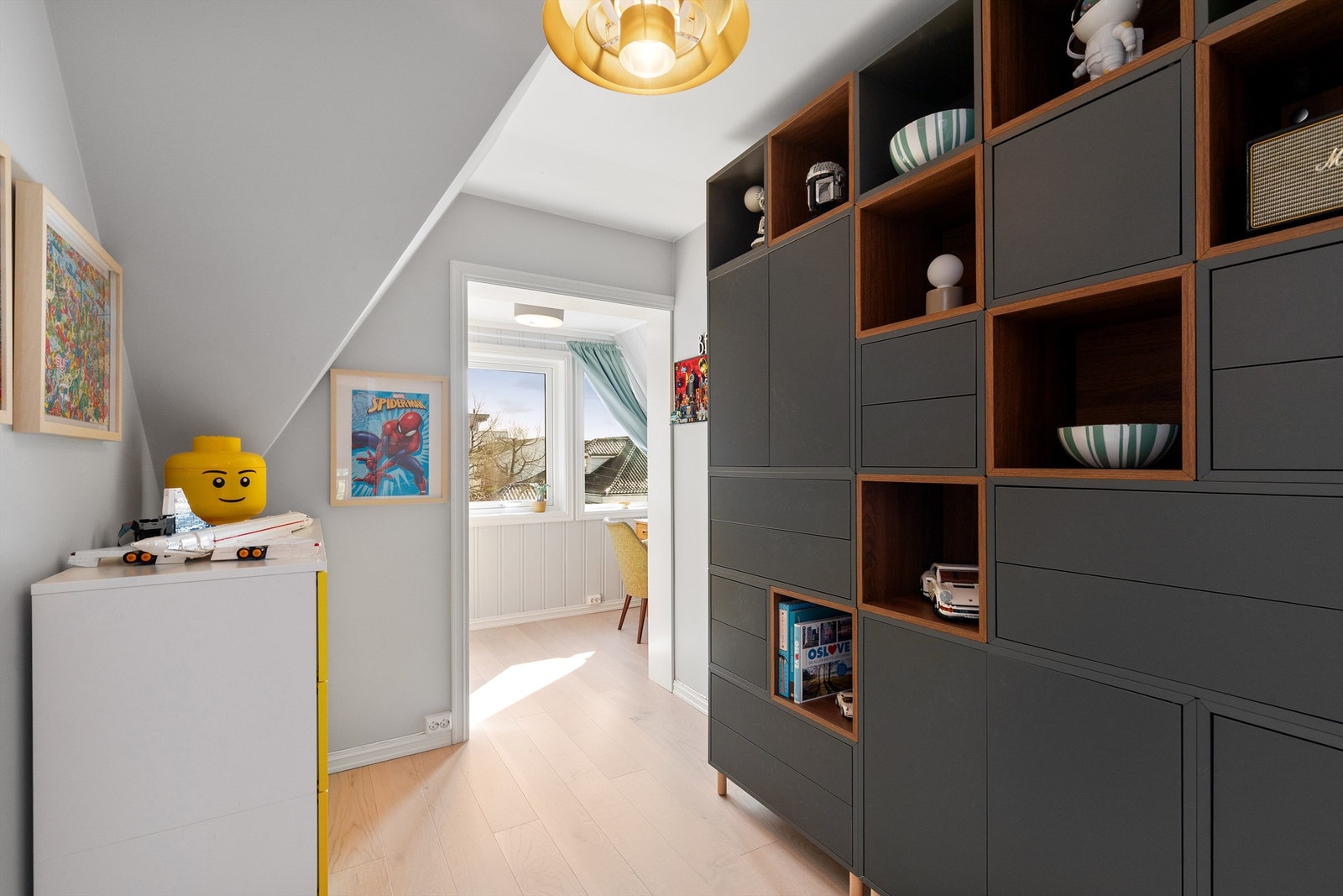 Boligen har tre soverom. Dette rommet er i dag innredet som kontor, men passer også fint som barnerom eller gjesterom Galleribilde