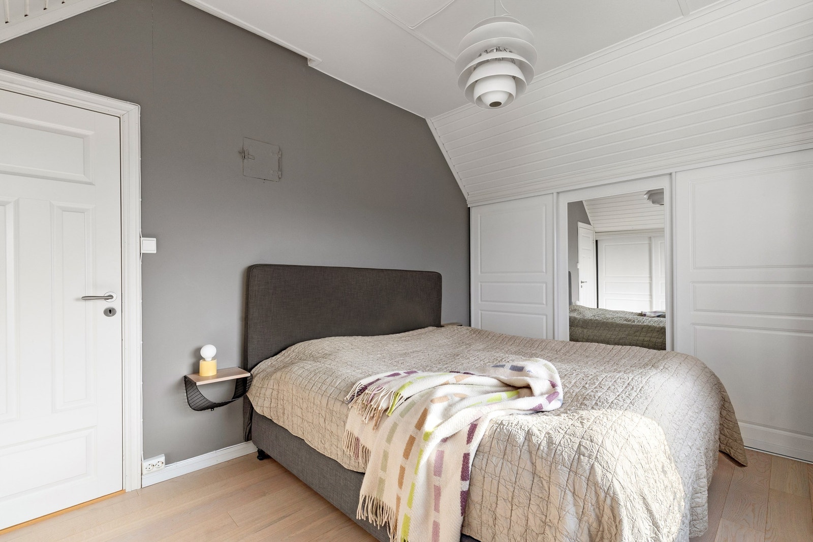 Rommet har god plass til dobbeltseng med nattbord på hver side Galleribilde