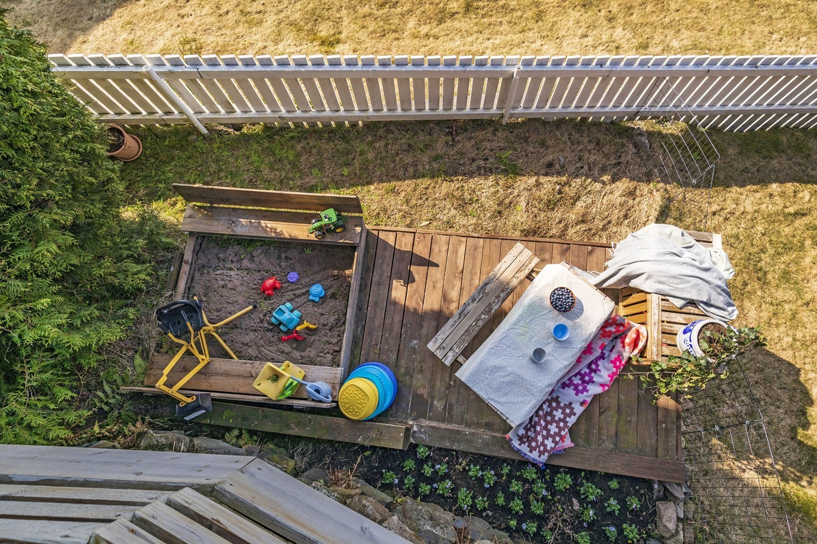 På hagens nedre plan er det både sandkasse og markterrasse, her kan de minste kose seg dagen lang Galleribilde