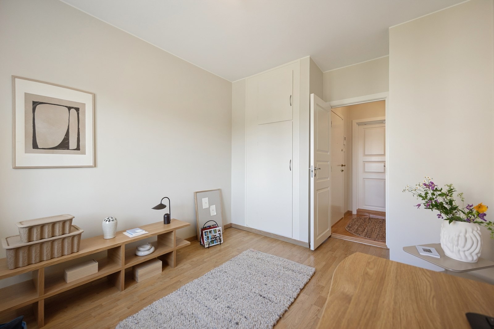 Dette rommet er også av god størrelse. Det er integrert garderobe med oppbevaringsplass. Galleribilde
