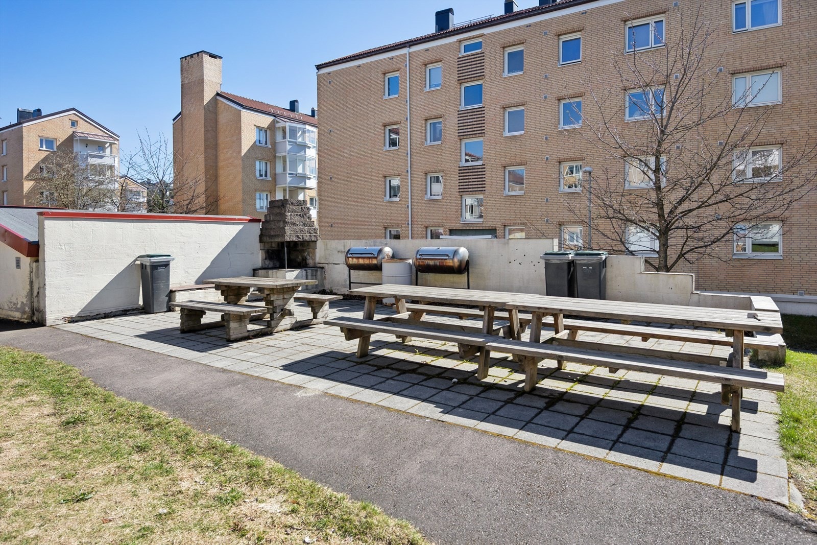 Borettslaget har felles uteområde med bl.a. lekeplass, grøntområder, sittegrupper og grill. Her er alt tilrettelagt for å nyte sommeren. Galleribilde