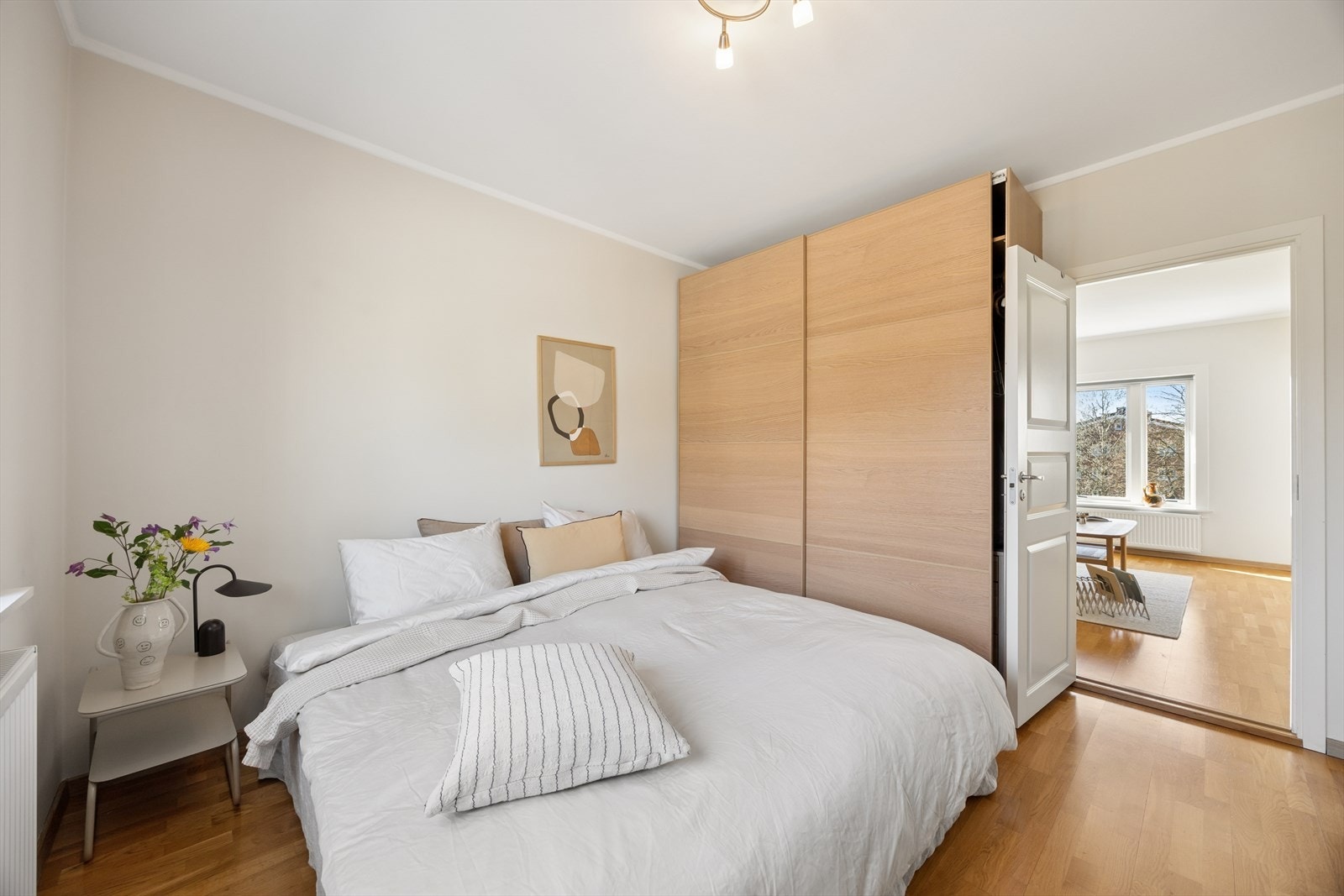 På hovedsoverommet er det god plass til stor dobbeltseng og tilhørende nattbord. Det er installert skyvedørsgarderobe med god oppbevaringsplass. Galleribilde