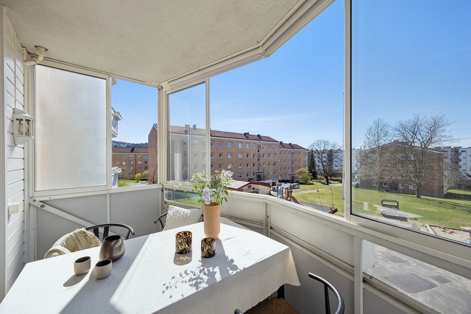 Fra stuen er det utgang til en romslig vestvendt balkong med gode solforhold og fritt utsyn. Galleribilde