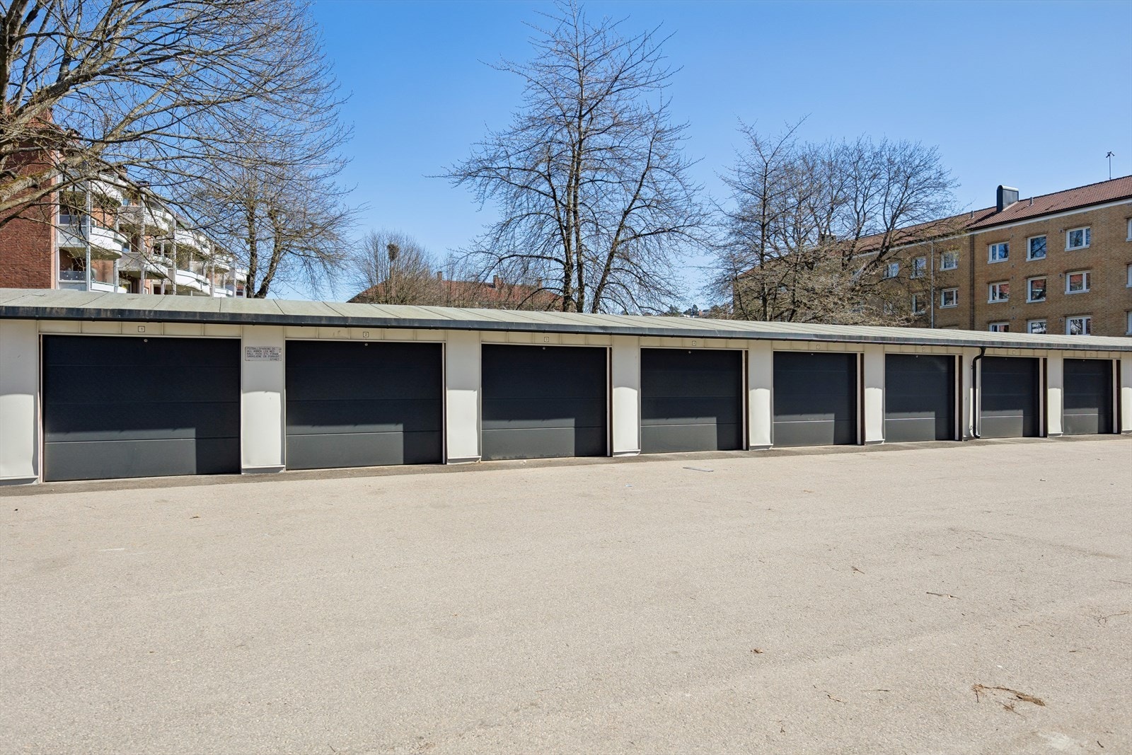 Det er mulig å søke om fast plass i borettslaget, garasje eller parkere på gjesteparkering. Galleribilde