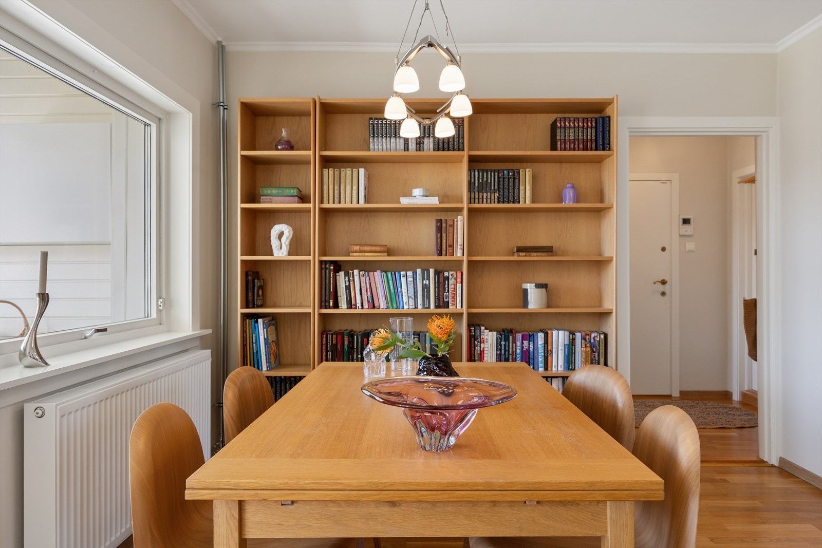 God plass til stort spisebord. Galleribilde