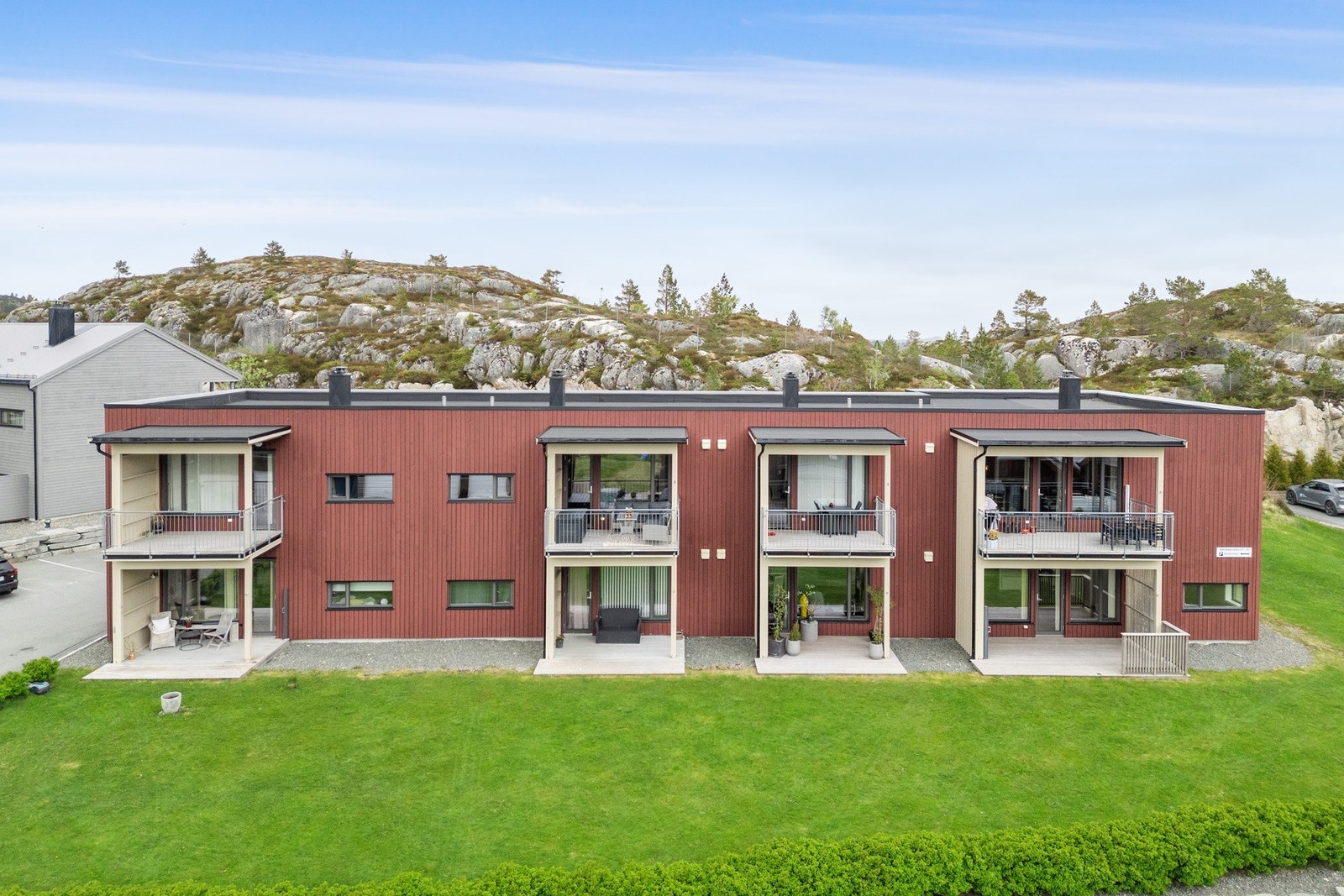 Tomten er felles for sameiet og er opparbeidet med plen og felles parkeringsplasser Galleribilde