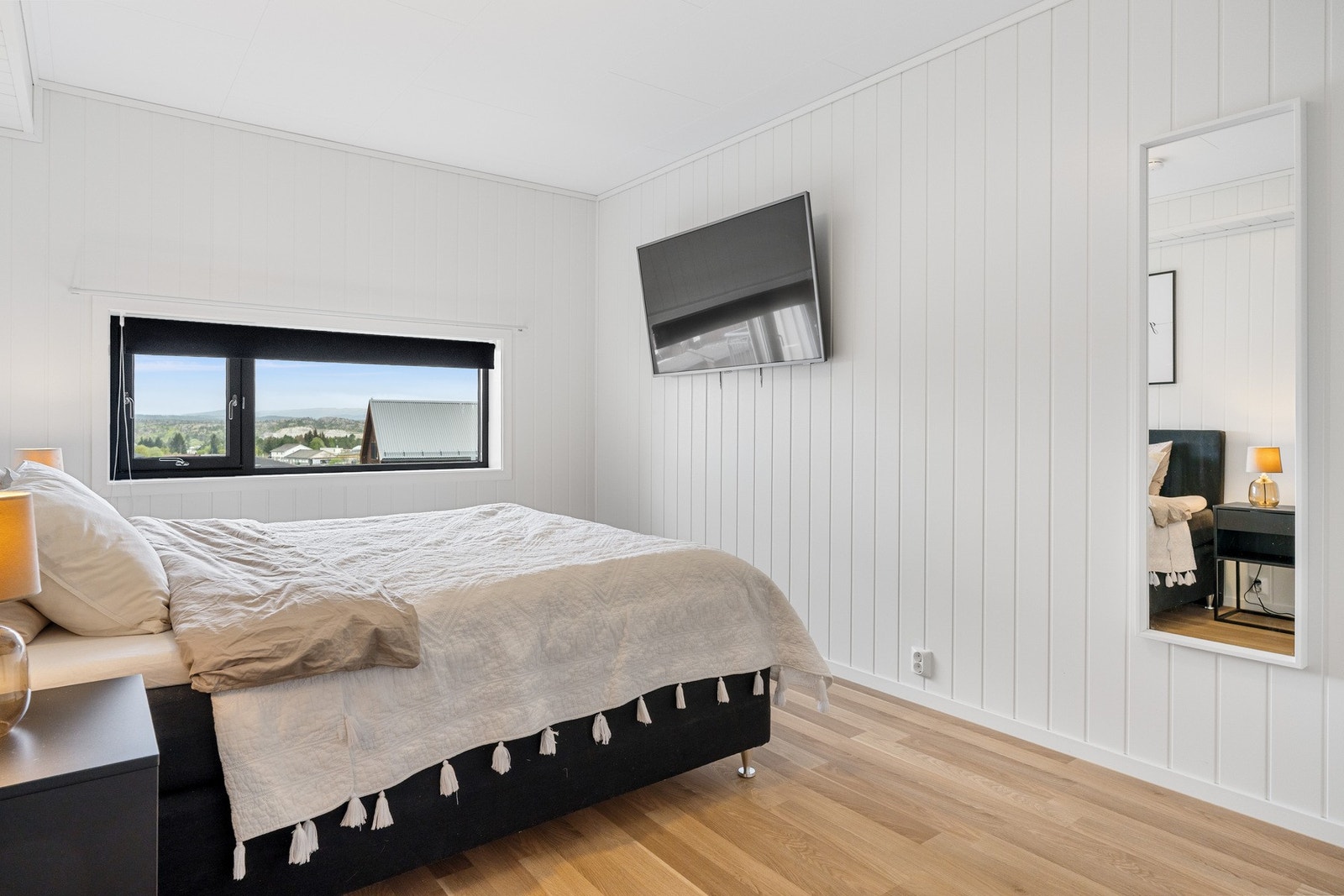 Rommet har blant annet plass til dobbeltseng, nattbord, garderobe m.m. Galleribilde
