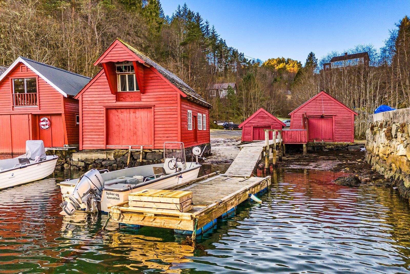 Det er naustet til høyre i bildet som hører med..jpg Galleribilde