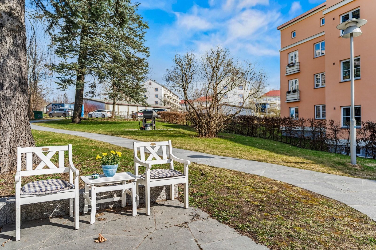 Uteareal med mange sitteplasser Galleribilde