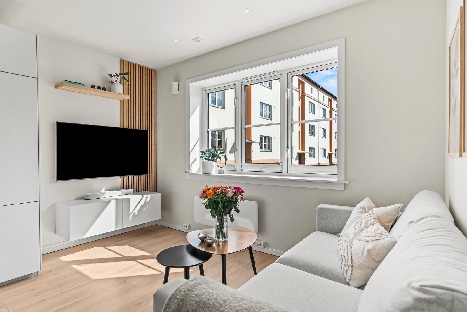 Behagelige lys fra downlights i hele leiligheten Galleribilde
