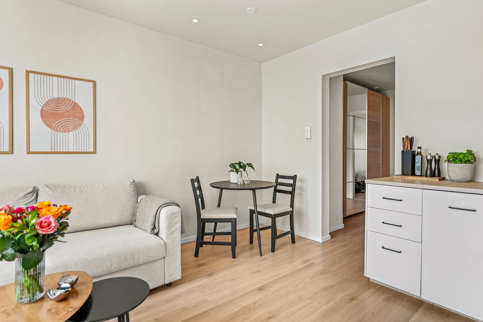 Stue med plass til fin spisegruppe Galleribilde
