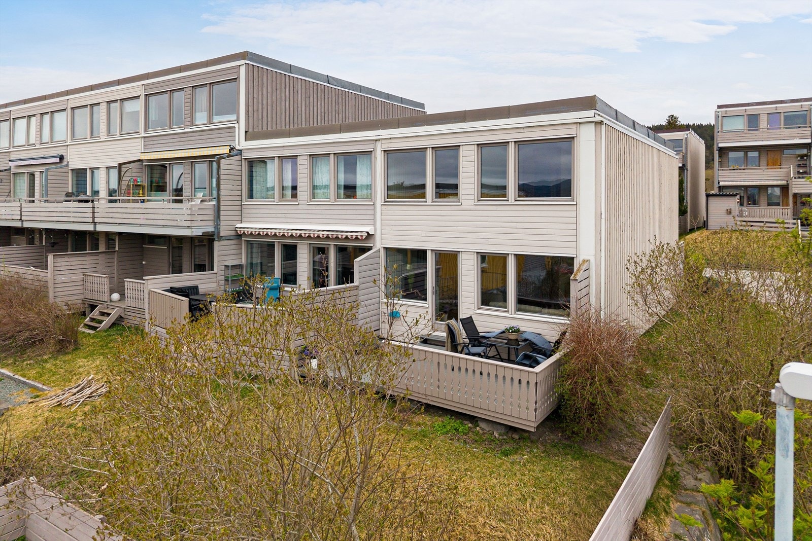 Rekkehuset nyter en attraktiv endebeliggenhet i feltet. Med uteplass både foran og bak får du optimale solforhold hele dagen. Galleribilde