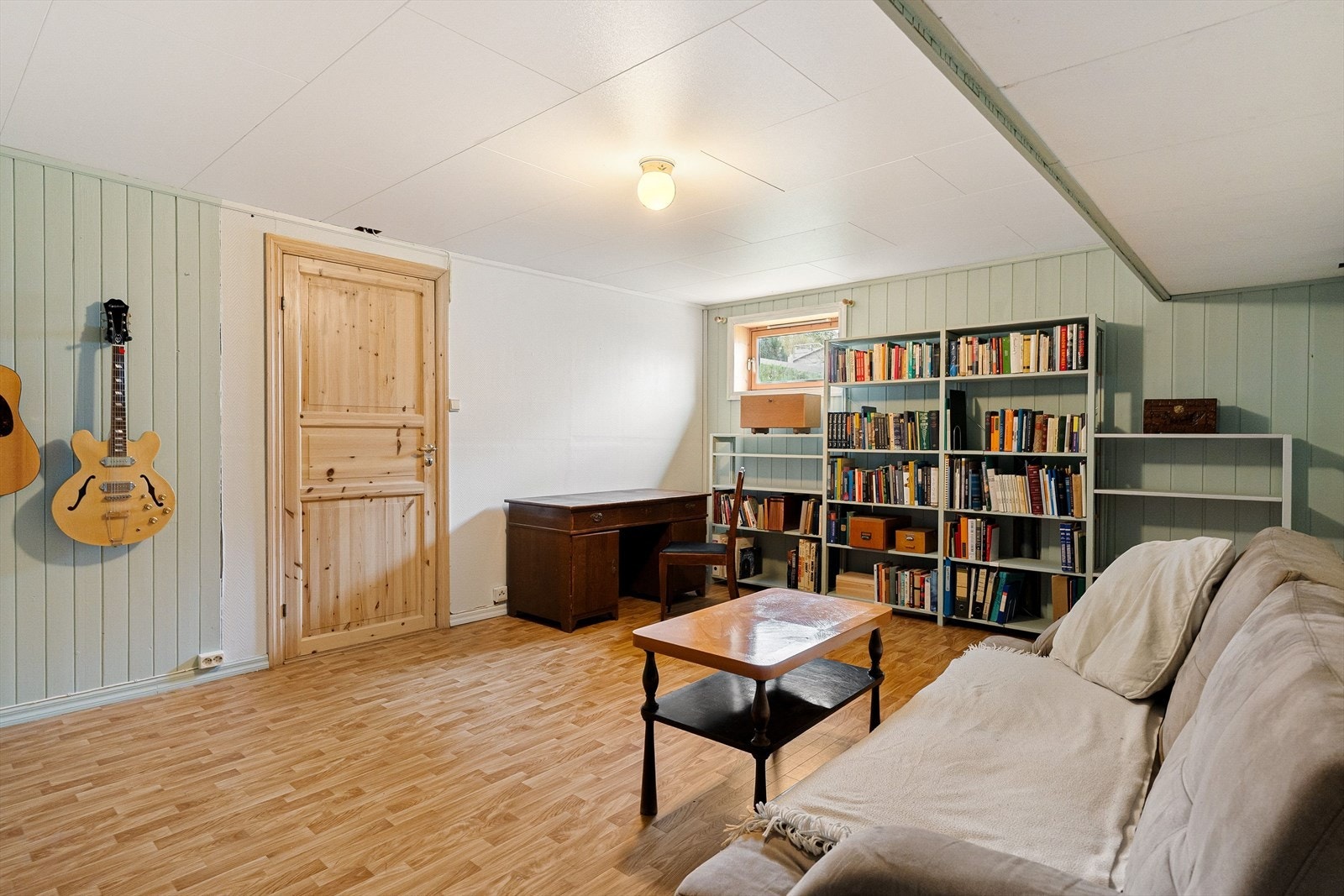 Rekkehuset har fantastiske oppbevaringsmuligheter, med hele 25,5 kvm bodareal i kjelleren fordelt på to boder av varierende størrelse. I tillegg rommer etasjen en bod på 21 kvm som er innredet som kjellerstue. Arealet er ikke godkjent for varig opphold. Galleribilde