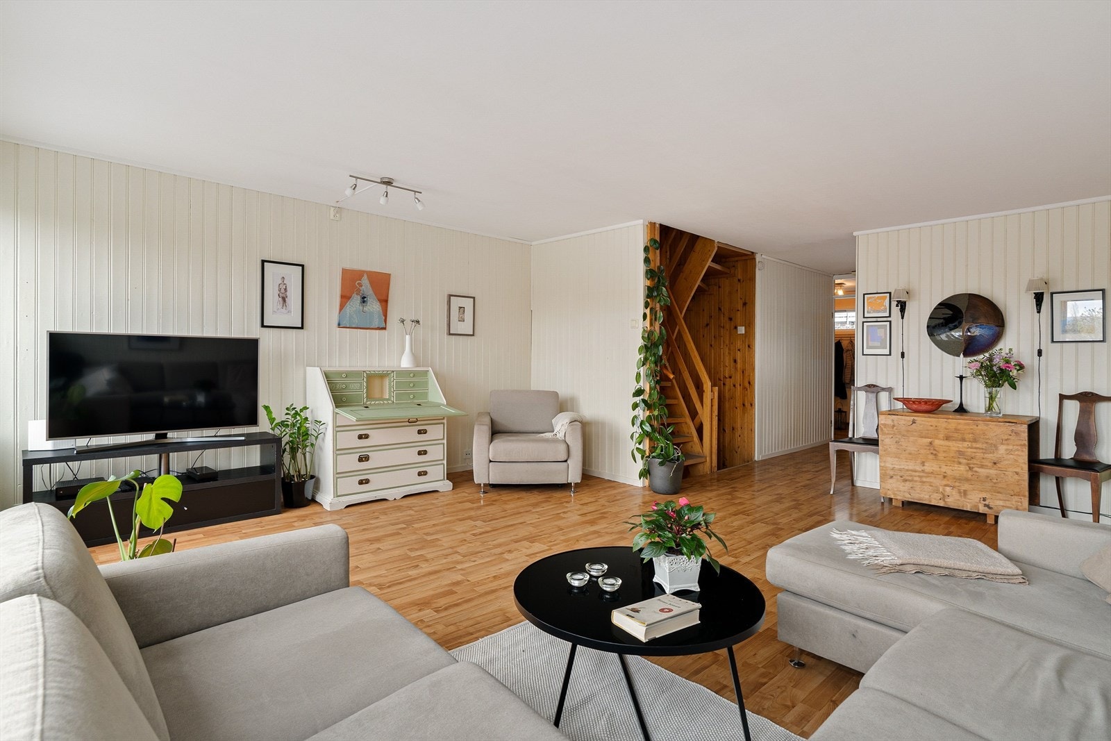 Stuen har en romslig og praktisk utforming med god plass til sofagruppe og mediemøblement. Galleribilde
